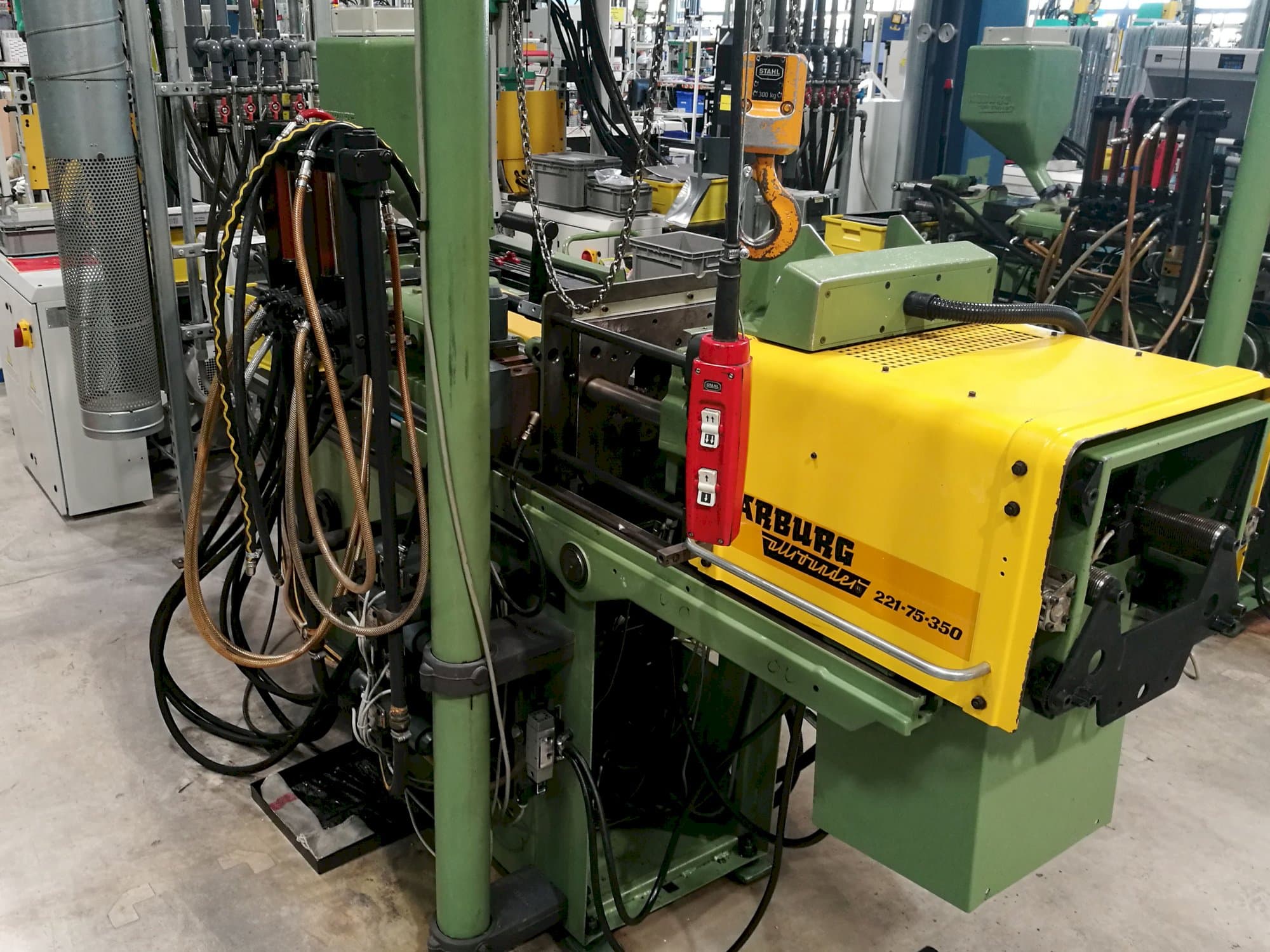 Mašīnas Arburg Allrounder 221-75-350 skats  no labās puses