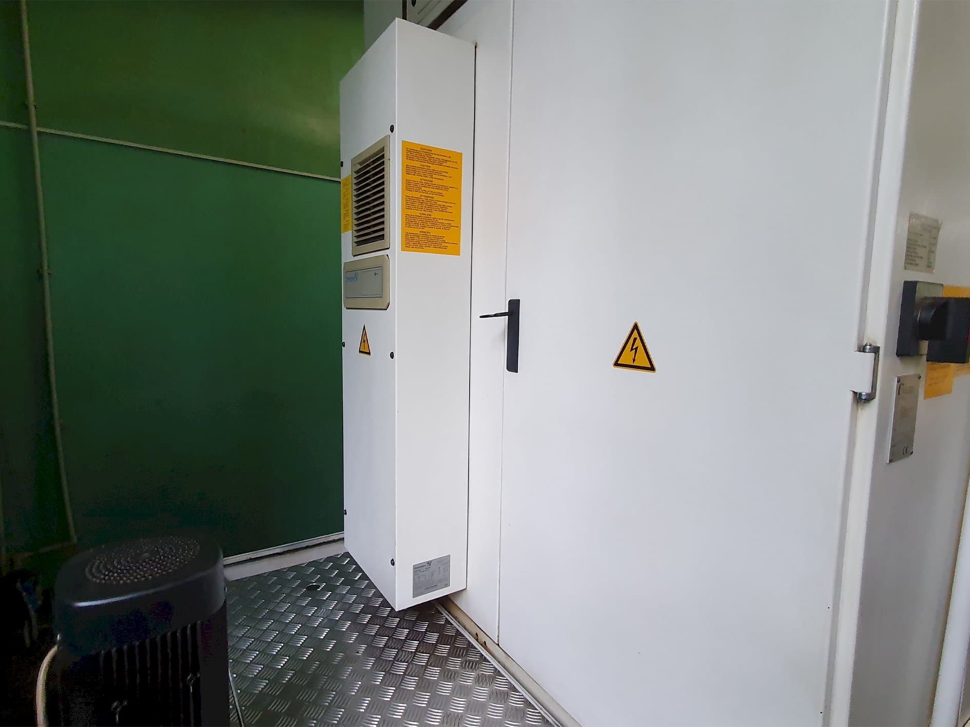 Mašīnas Walter Helitronic Power skats  no aizmugures