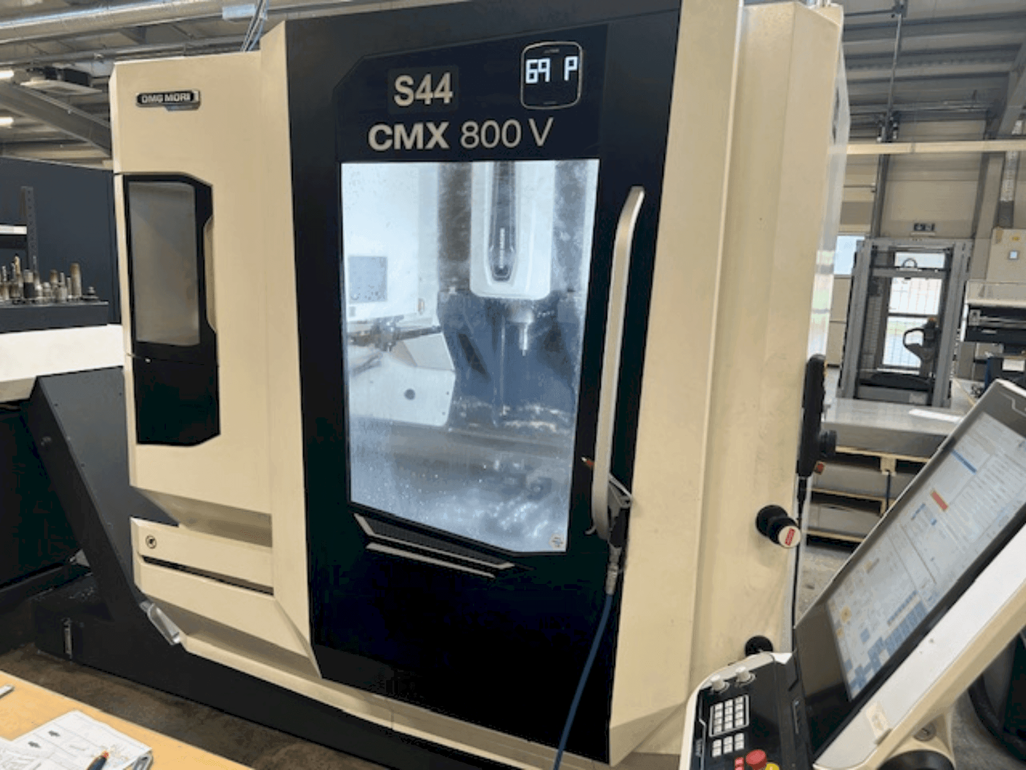 Mašīnas DMG MORI CMX 800 V  pretskats