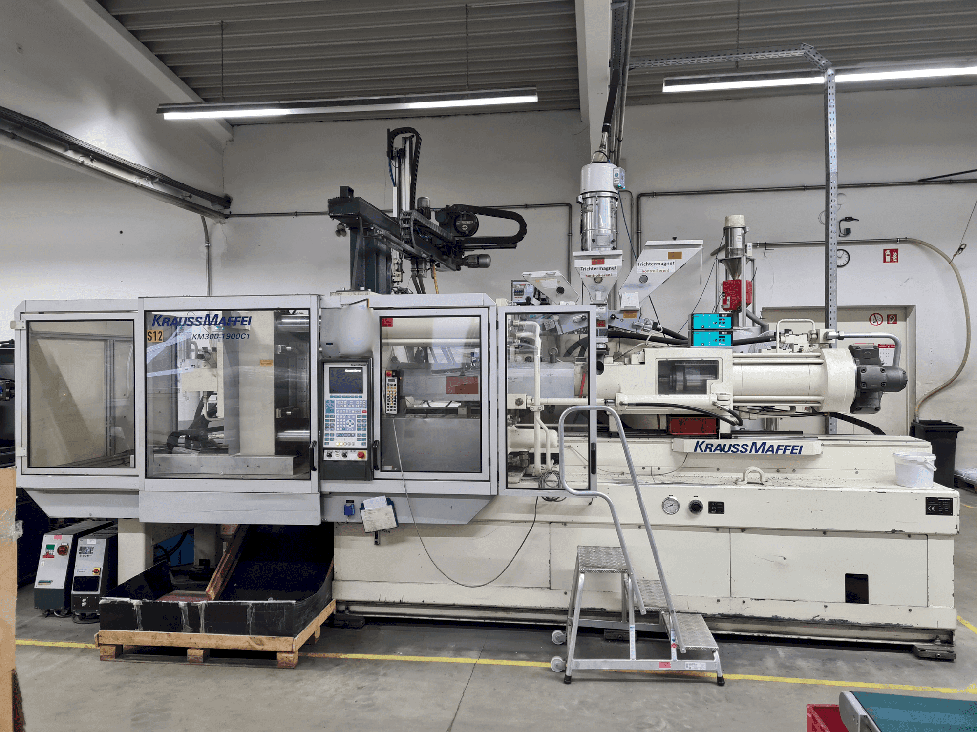 Mašīnas Krauss Maffei 300-1900 C1  pretskats