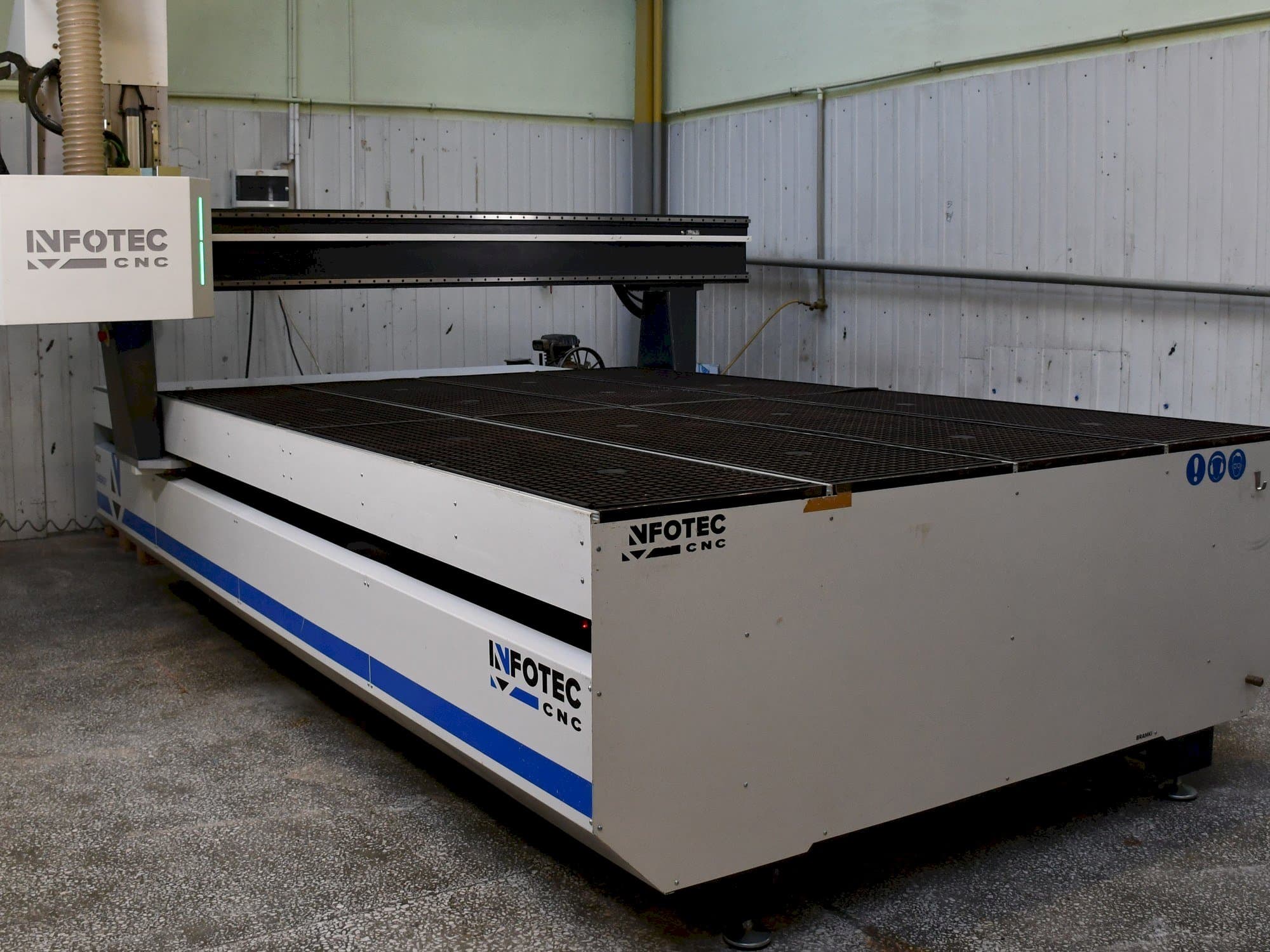 Mašīnas INFOTEC 3121 E  pretskats