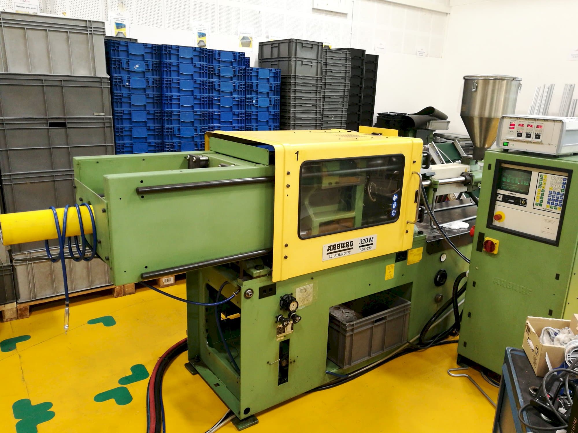 Mašīnas Arburg 320 M 850-210 skats  no kreisās puses