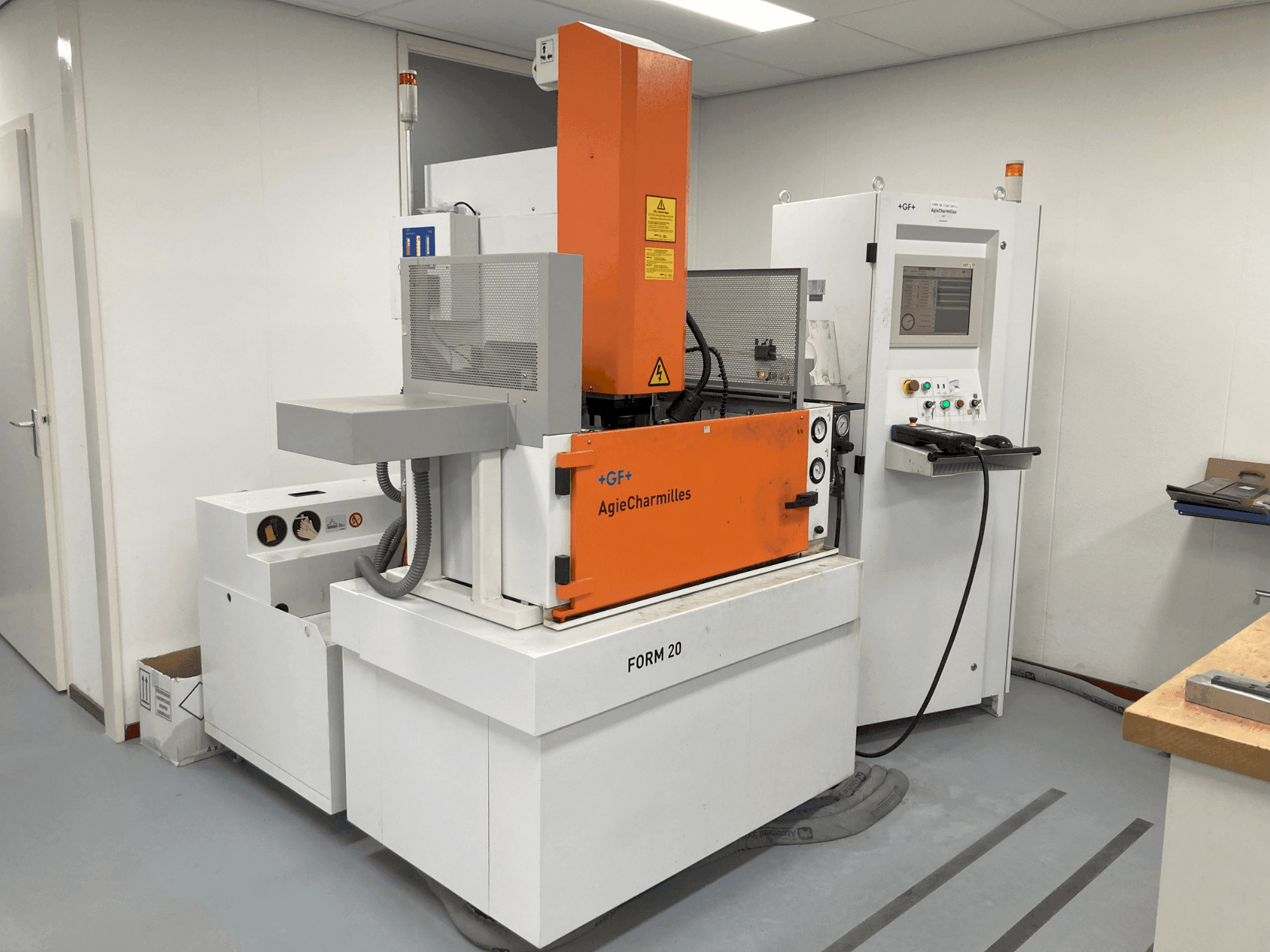 Mašīnas AgieCharmilles CABINET FORM20  pretskats