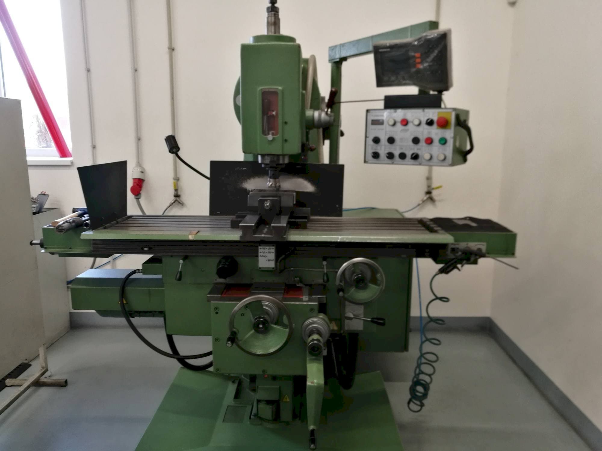 Mašīnas TOS FGV 32  pretskats