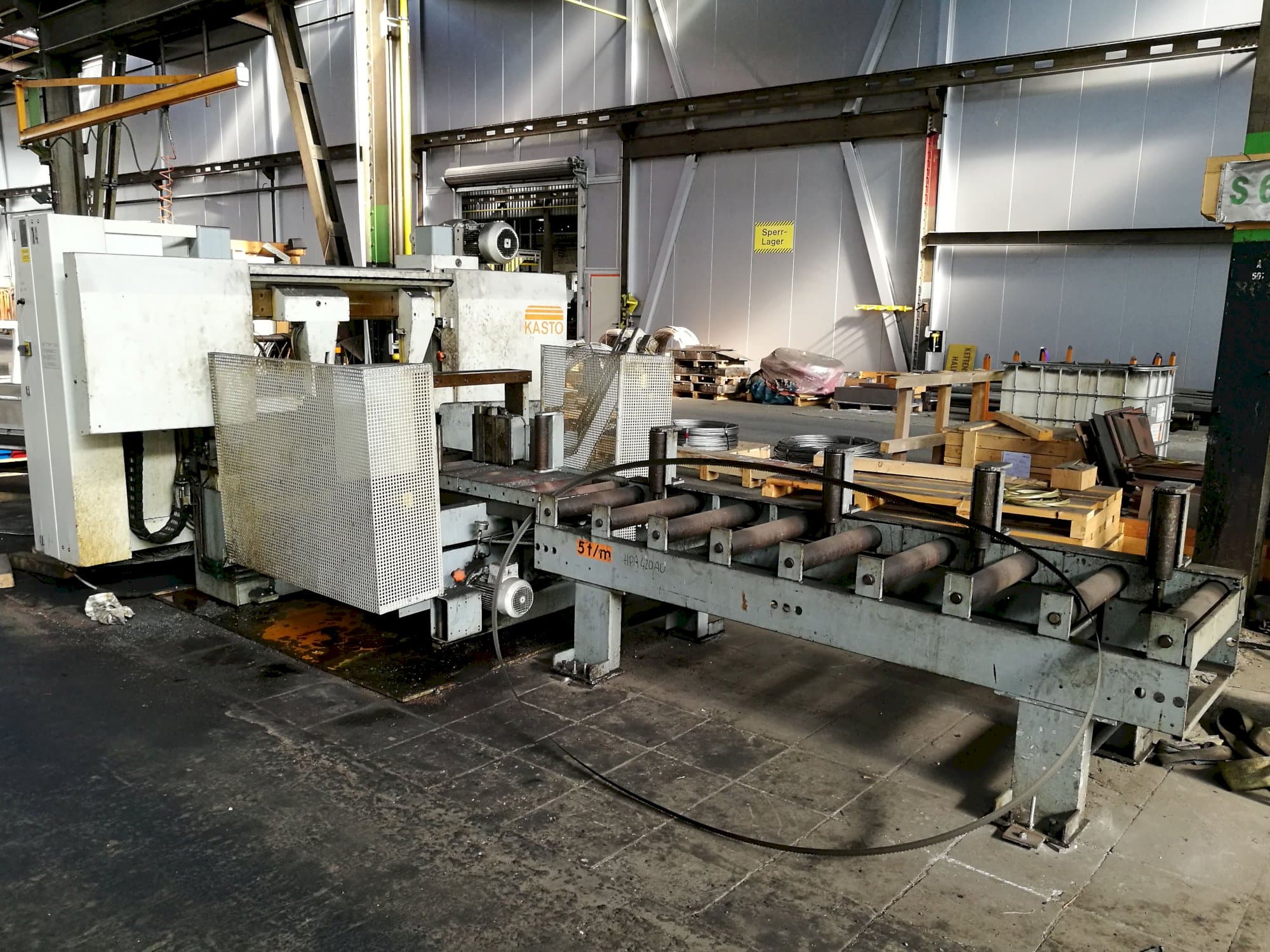 Mašīnas KASTO HBA 420 AU skats  no labās puses