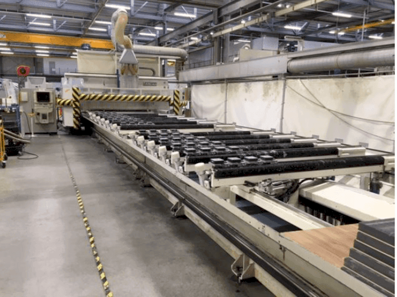 Mašīnas Uniteam 5 achs kreisās malas  skats