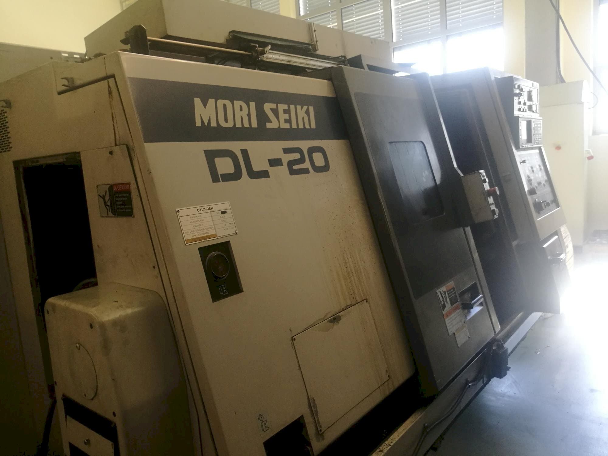 Mašīnas MORI SEIKI DL 20 MC kreisās malas  skats