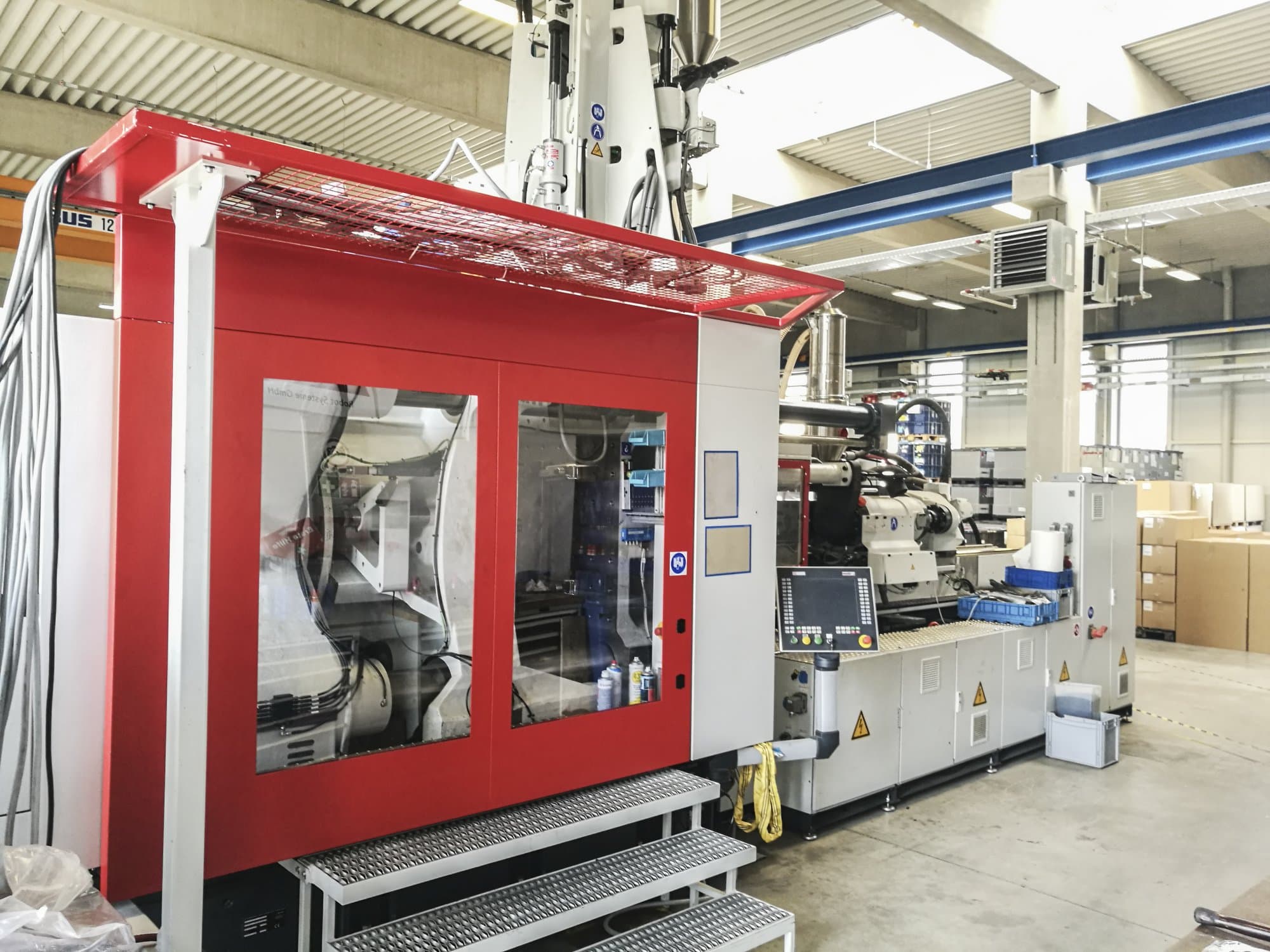 Mašīnas FERROMATIK MILACRON MM 800-4880/MSW skats  no kreisās puses