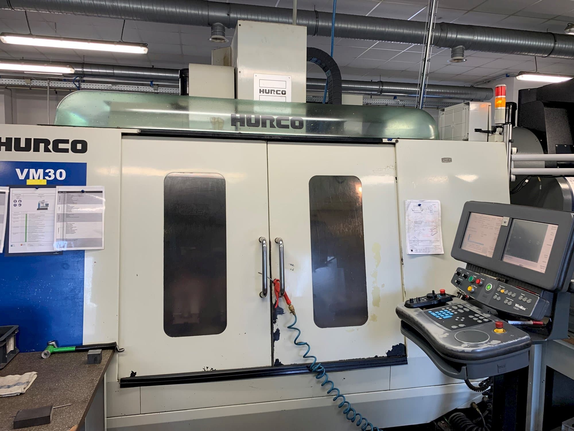Mašīnas Hurco VM30  pretskats