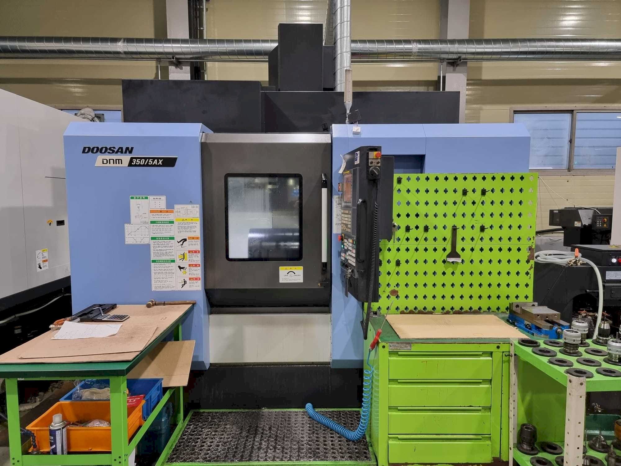 Mašīnas Doosan DNM350/5AX  pretskats