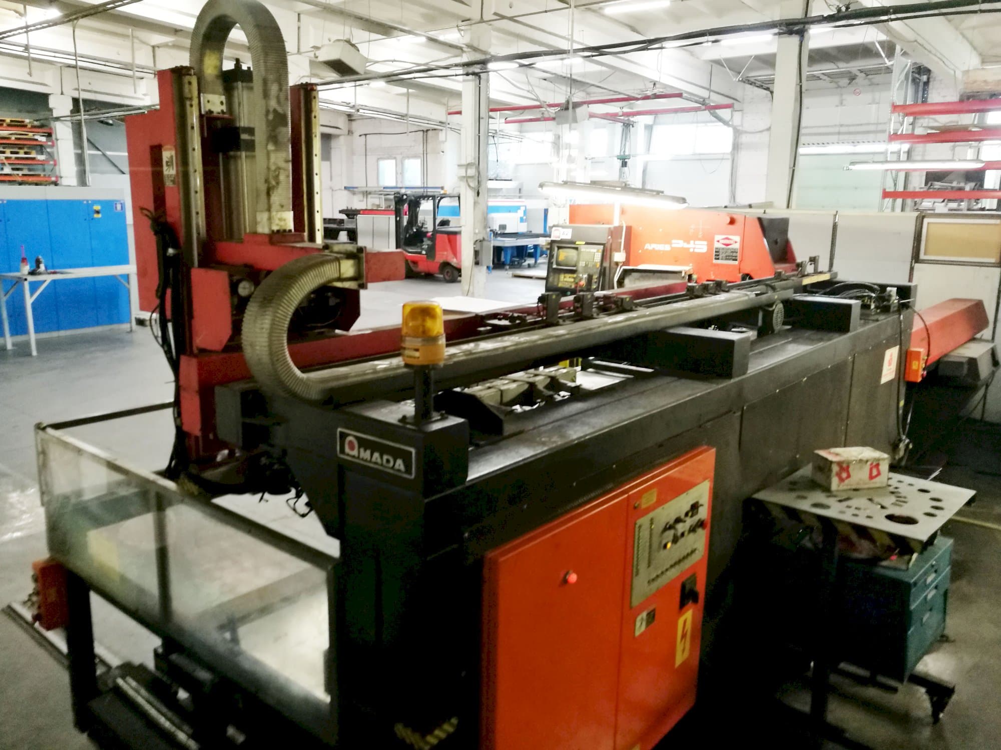 Mašīnas AMADA ARIES 245 kreisās malas  skats