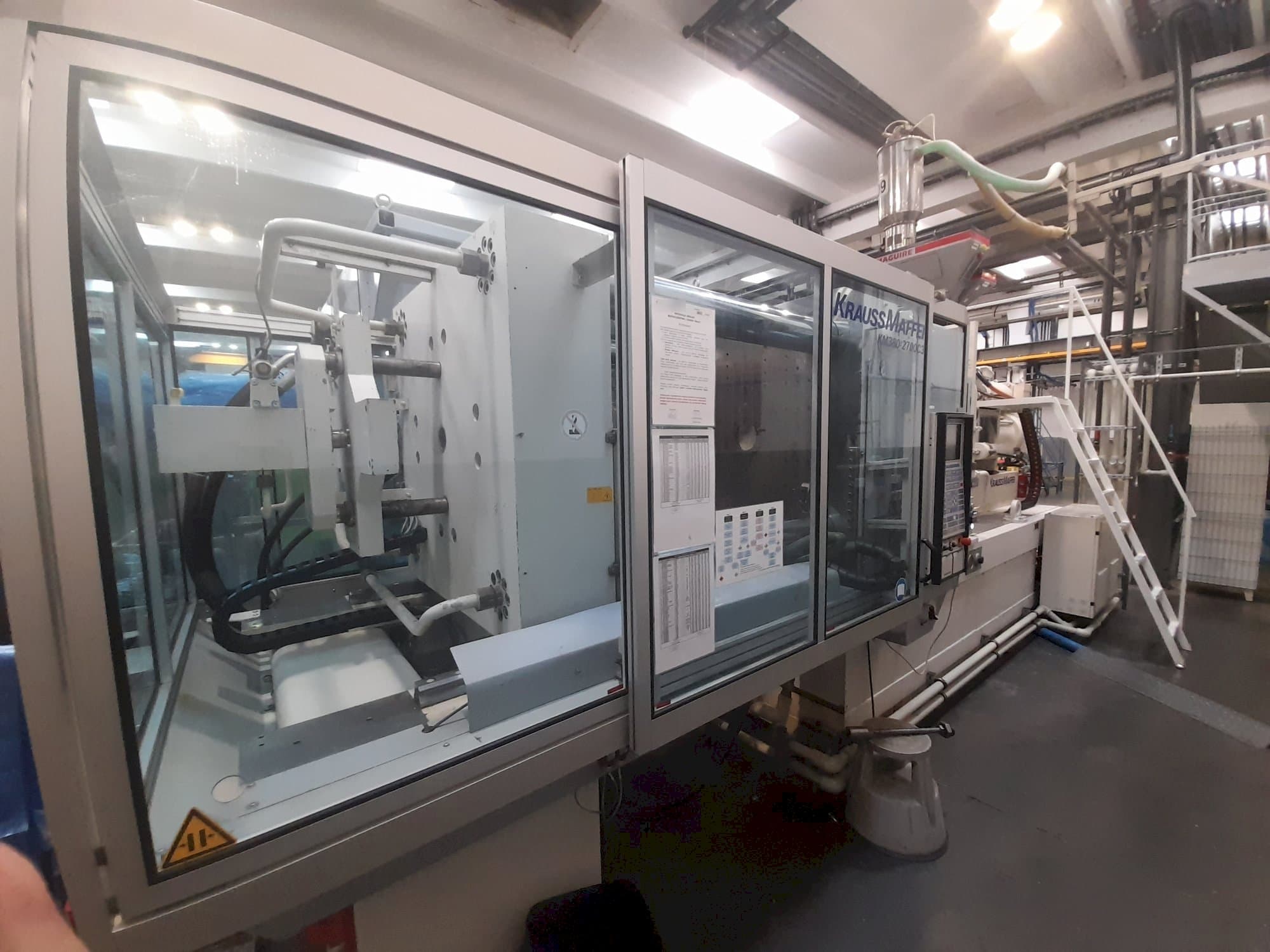 Mašīnas Krauss Maffei 380-2700 C3 kreisās malas  skats