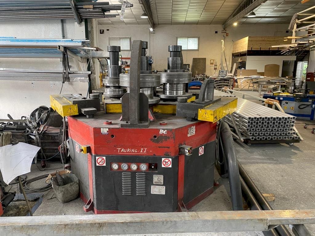 Mašīnas Tauring Alfa 200  pretskats