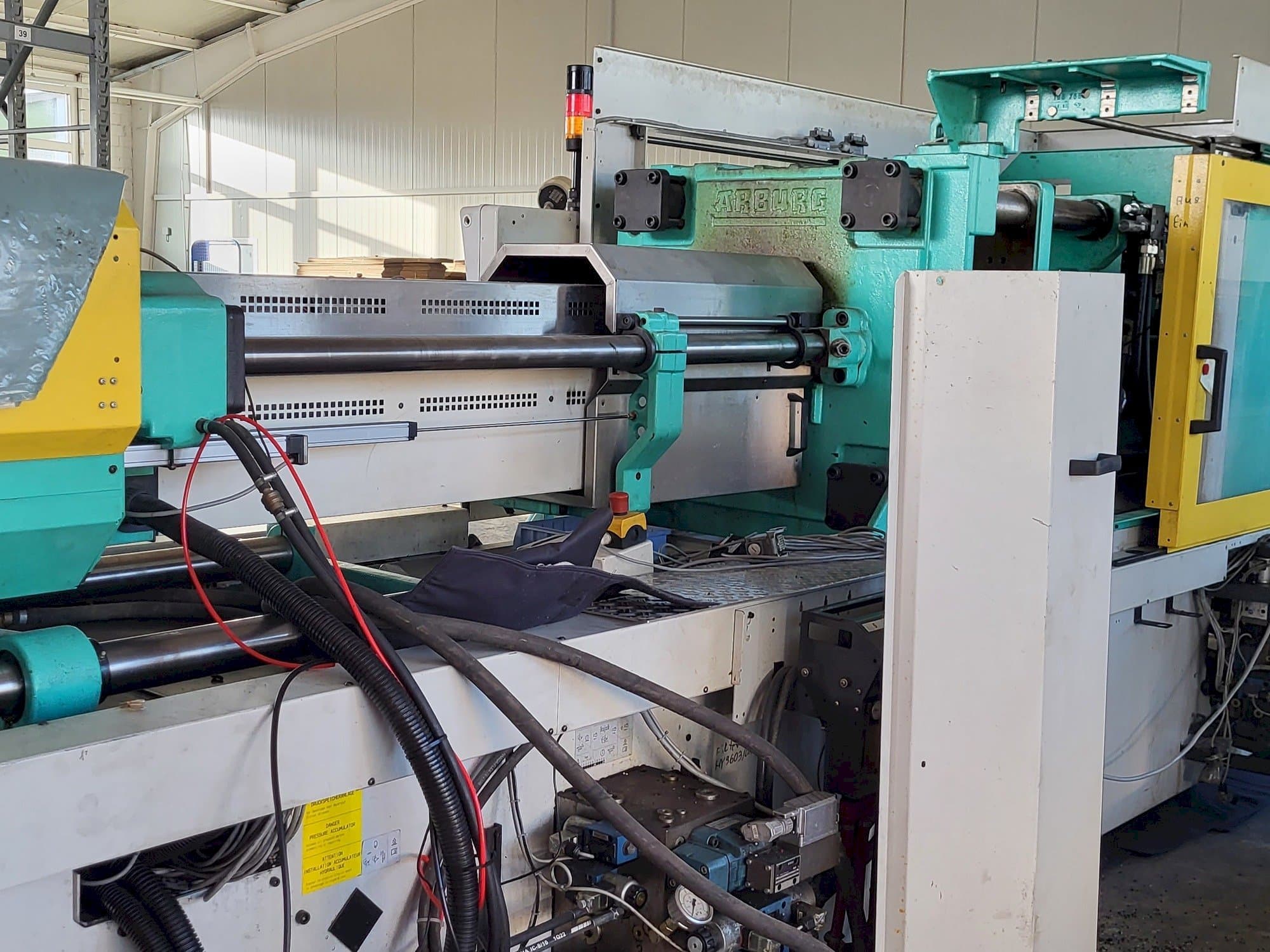 Mašīnas Arburg Allrounder Centex 570C2200-1300 skats  no kreisās puses