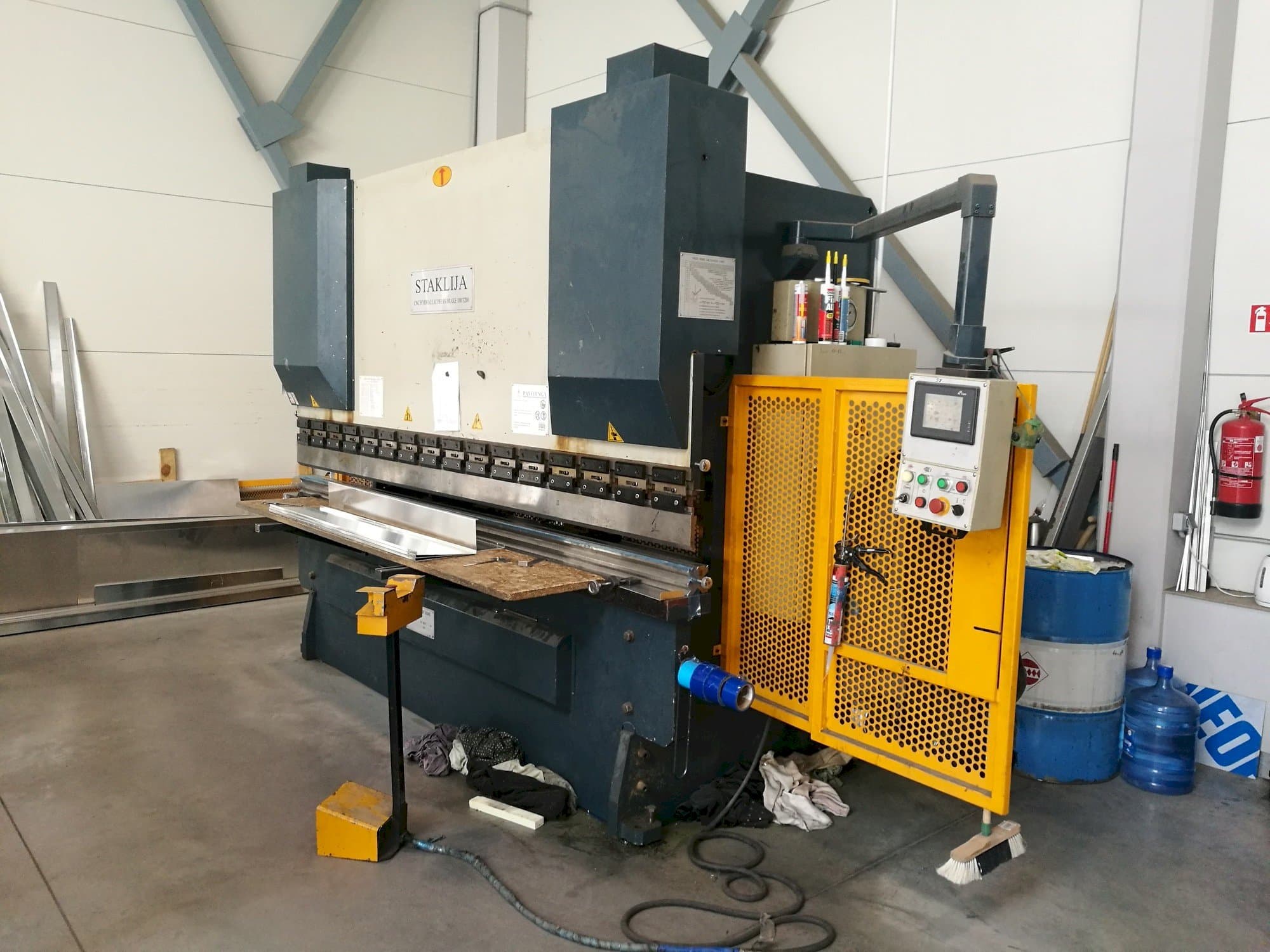 Mašīnas Staklija WC67K-100x3200  pretskats