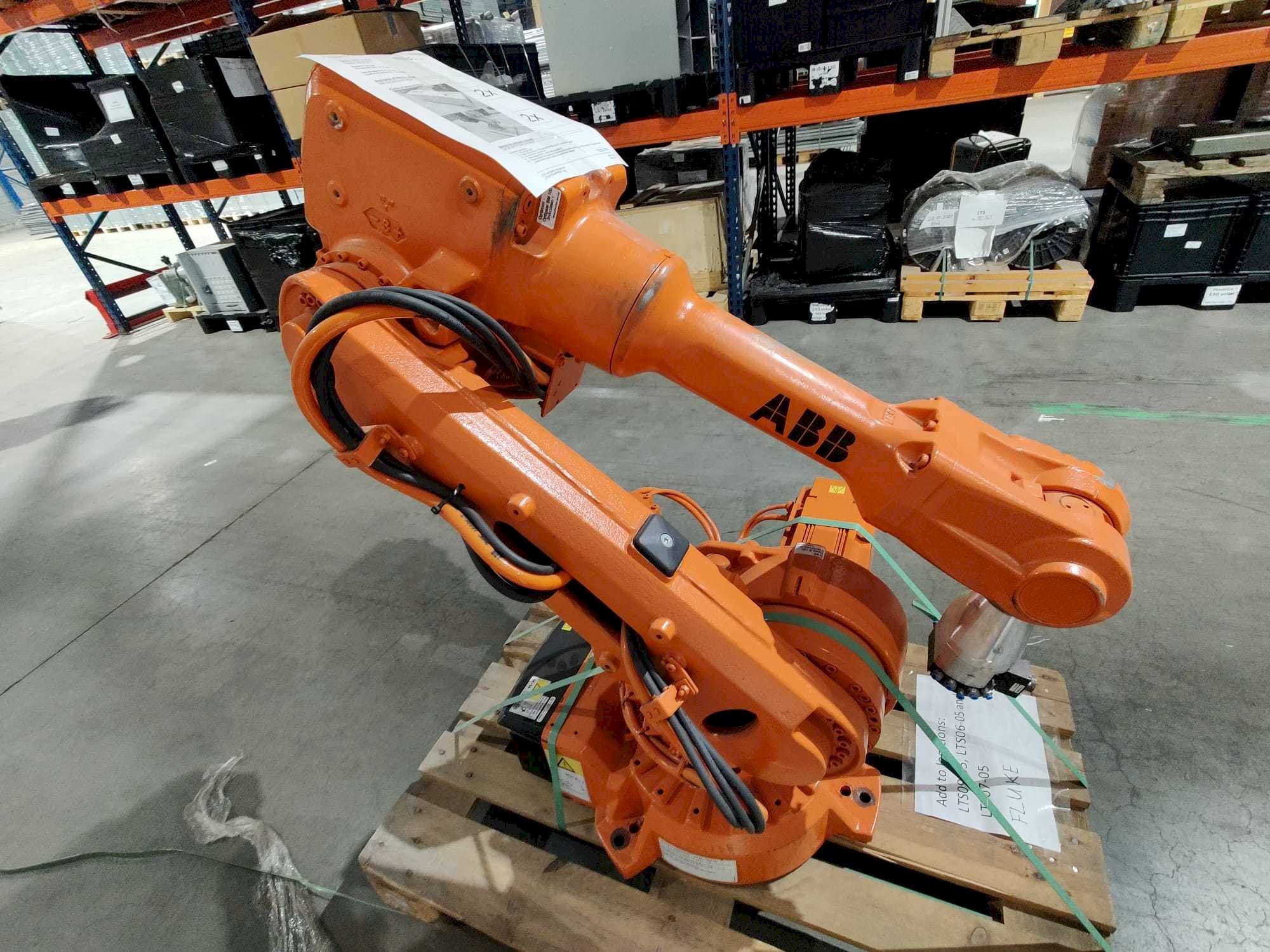 Mašīnas ABB IRB 2600 M2004  pretskats