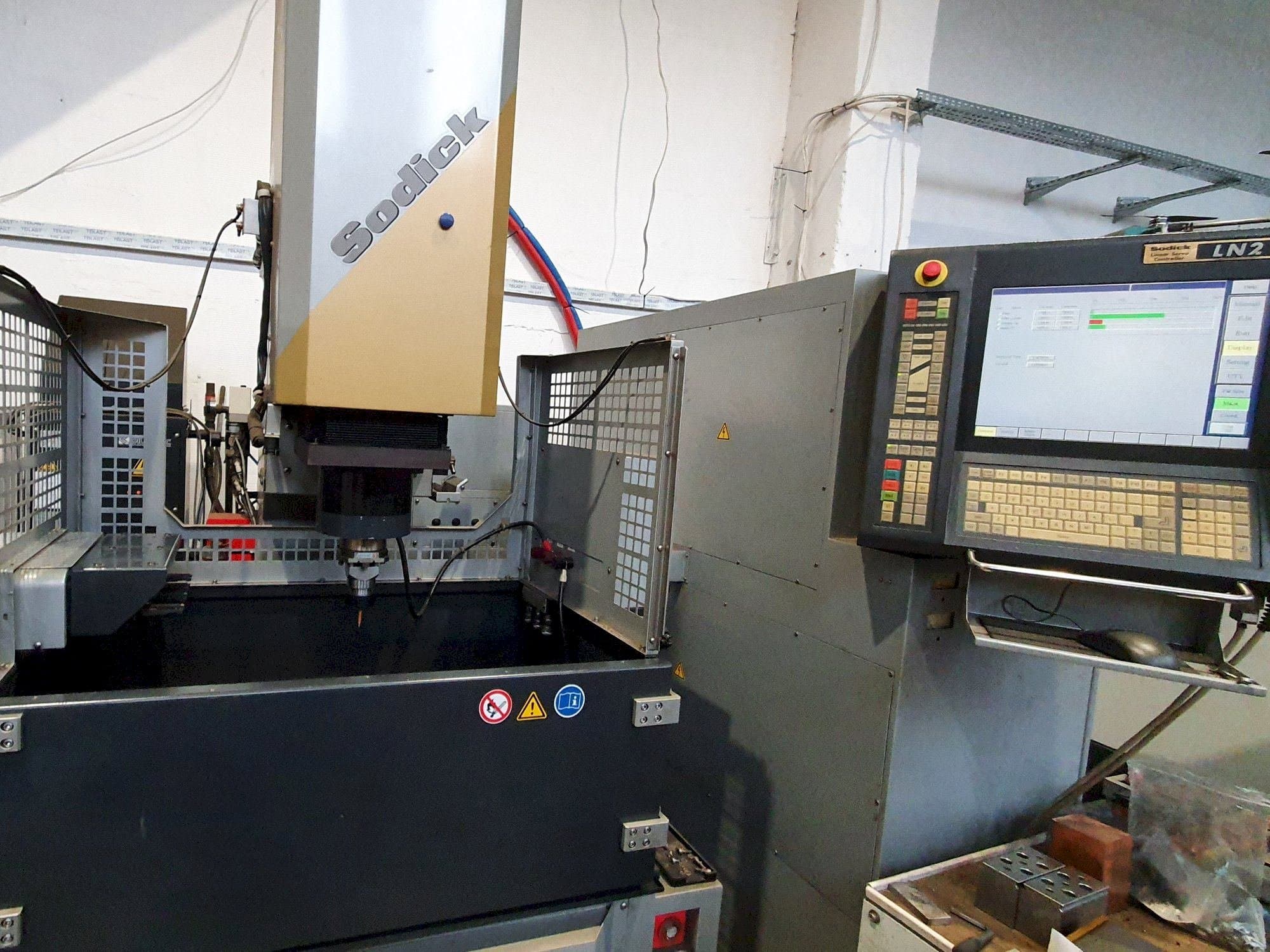 Mašīnas Sodick AM3L (2005)  pretskats