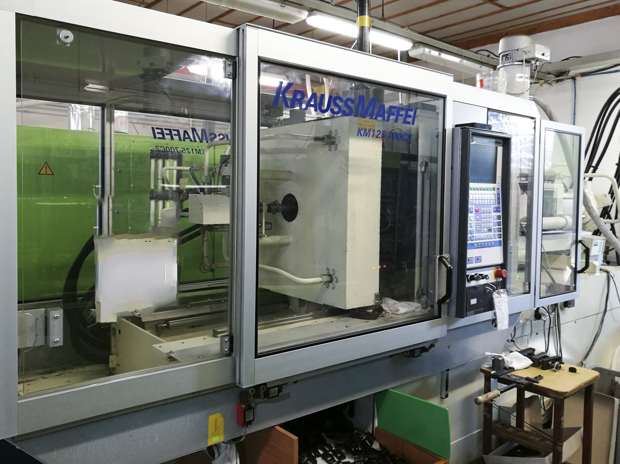 Mašīnas Krauss Maffei 125-700 C2 skats  no kreisās puses