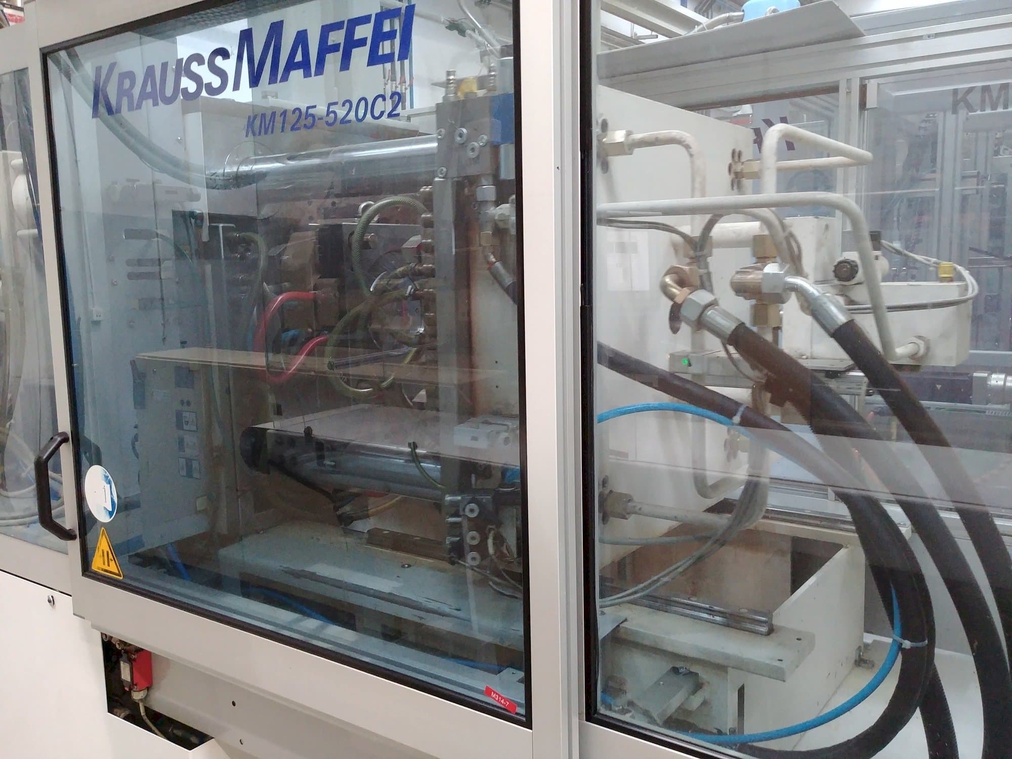 Mašīnas Krauss Maffei KM 125-520 C2 skats  no kreisās puses