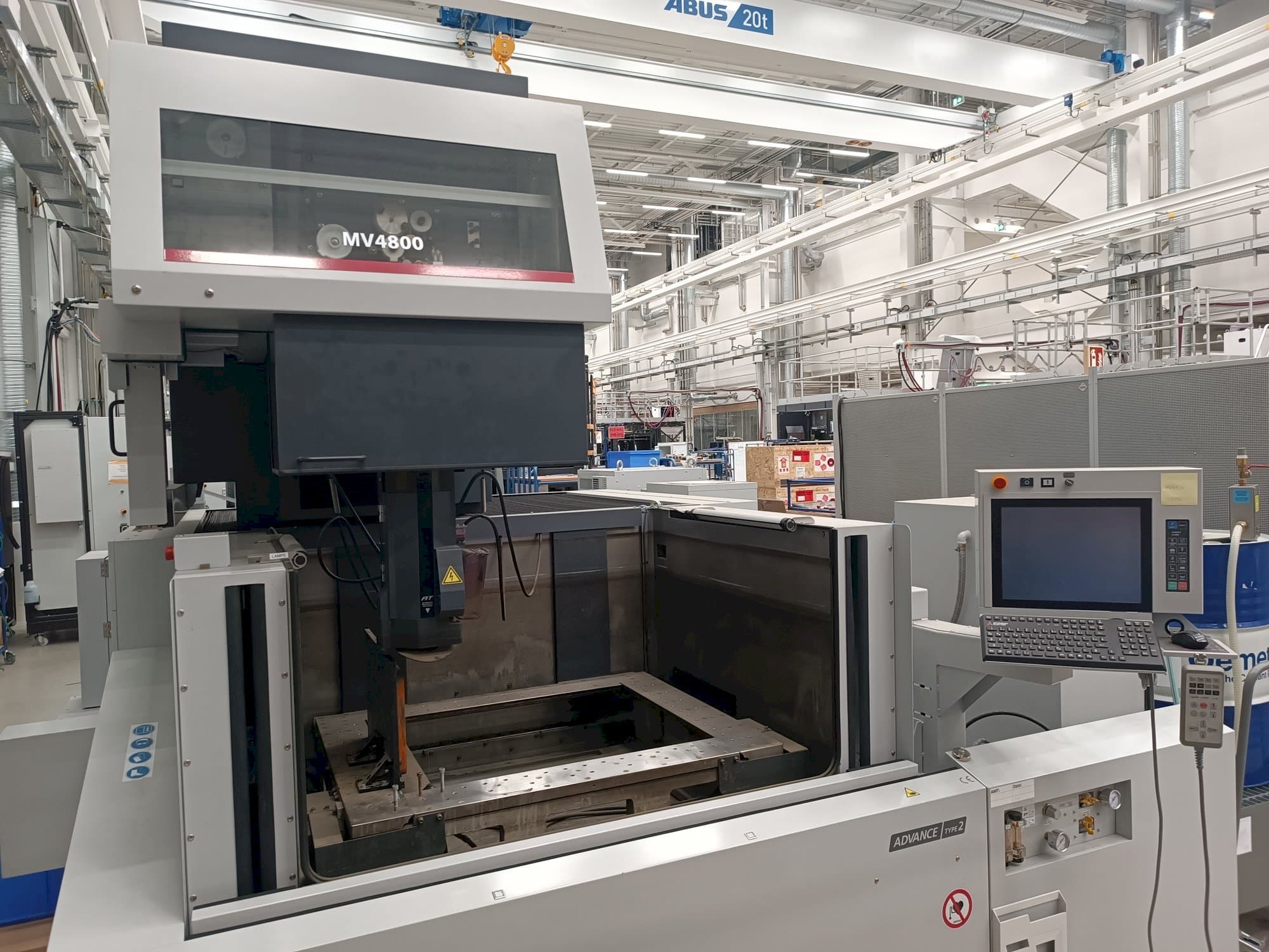 Mašīnas Mitsubishi MV4800  pretskats