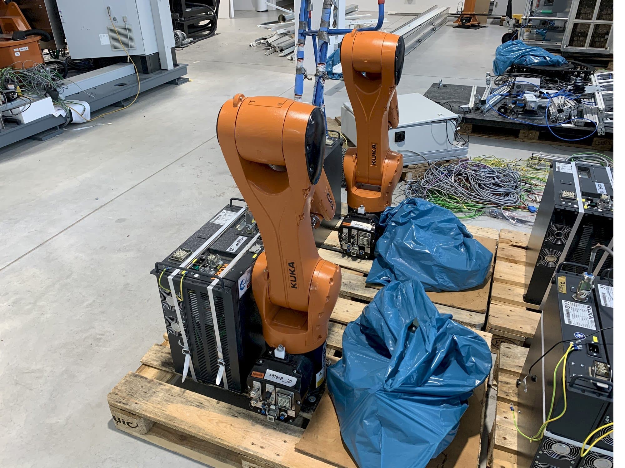 Mašīnas KUKA KR10 R1100 with KR C4 COMPACT Controller pretskats