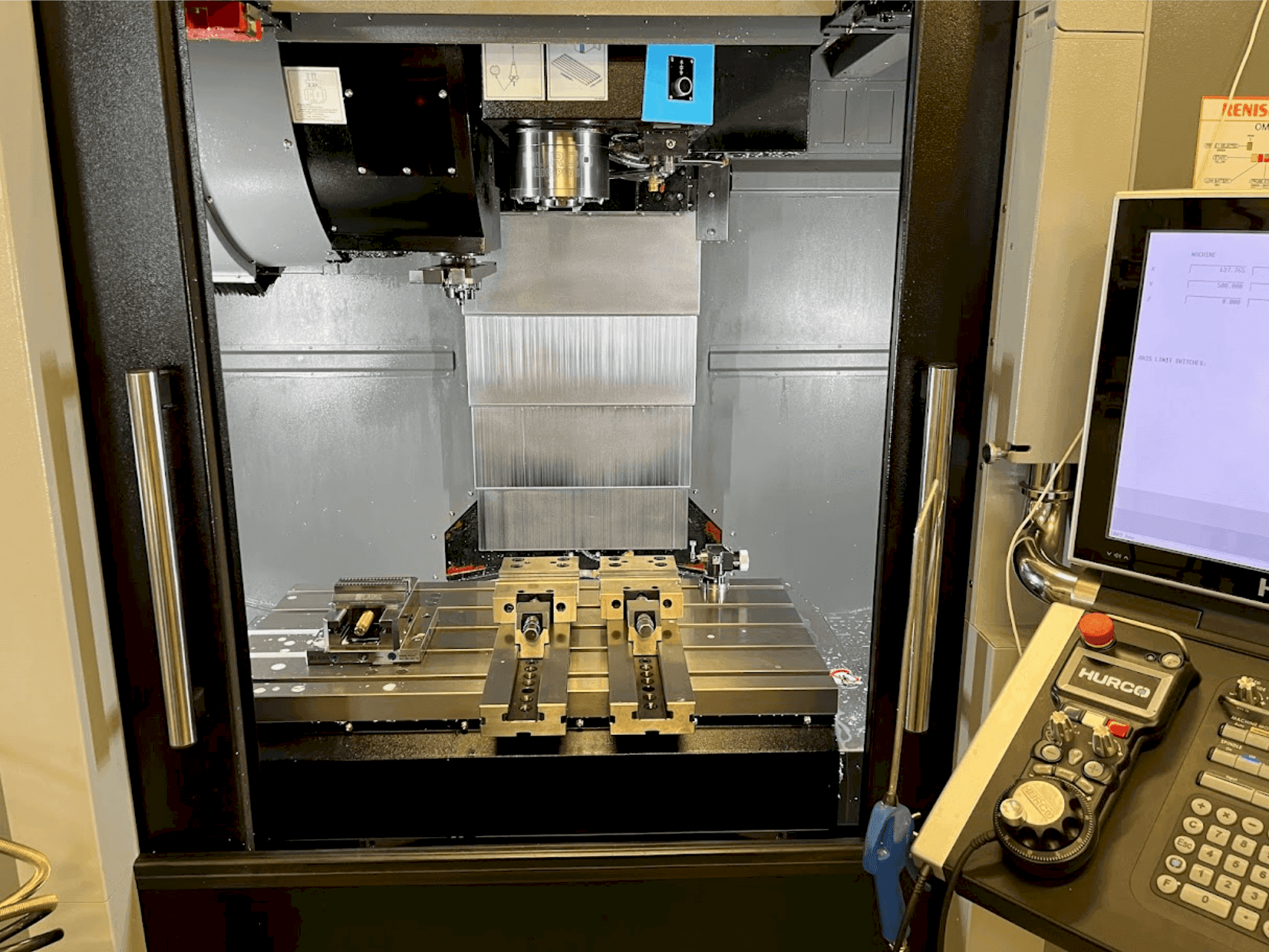 Mašīnas Hurco VMX30i  pretskats