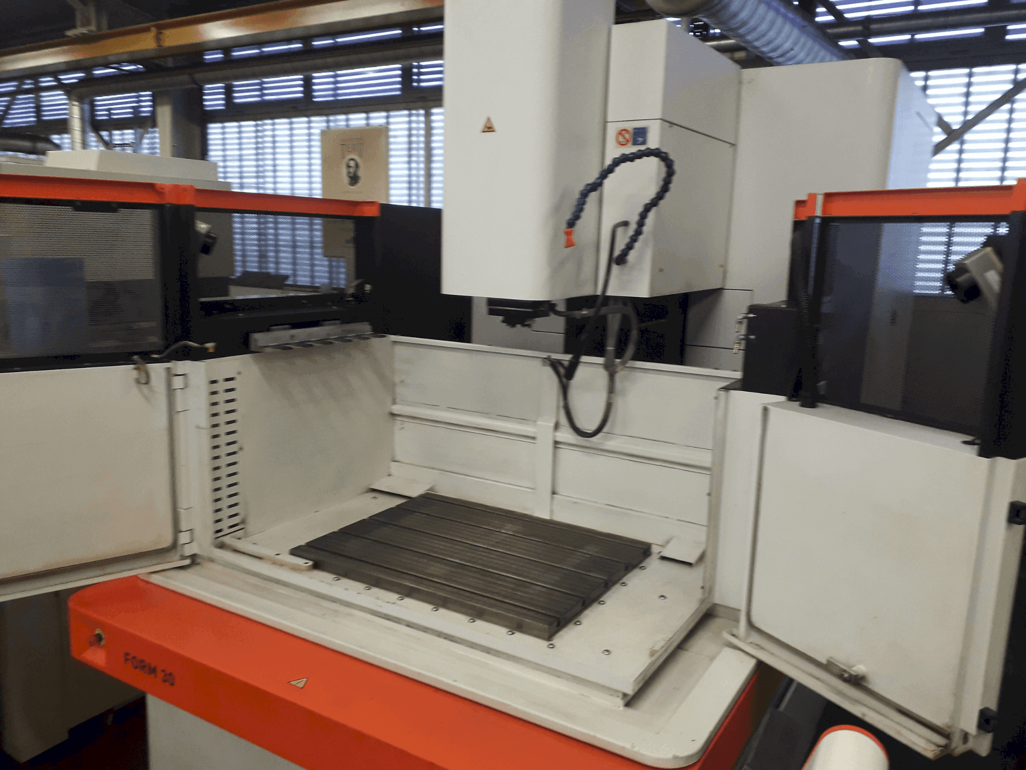 Mašīnas AgieCharmilles FORM 30  pretskats