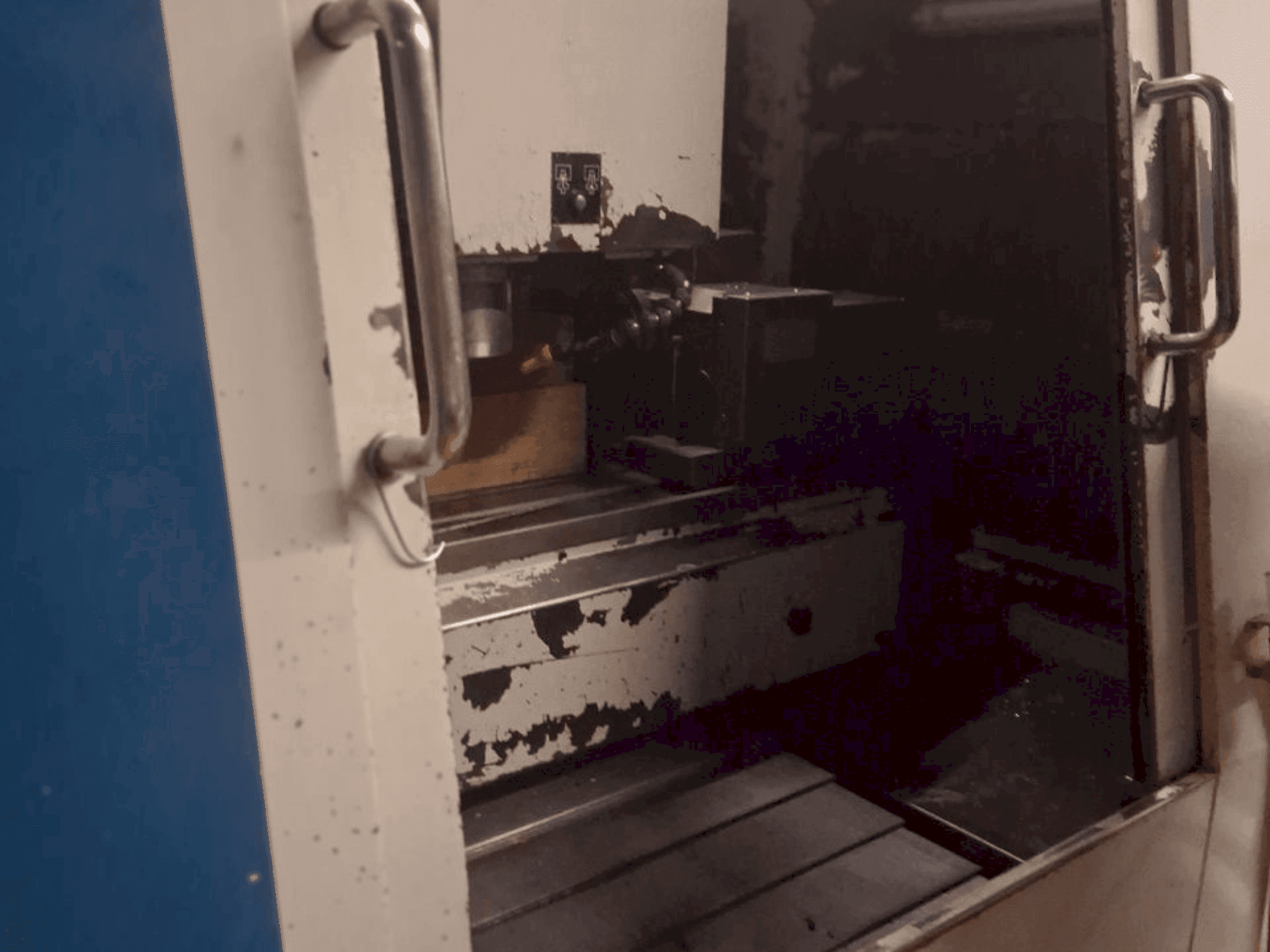 Mašīnas Hurco BMC 30HT/M  pretskats