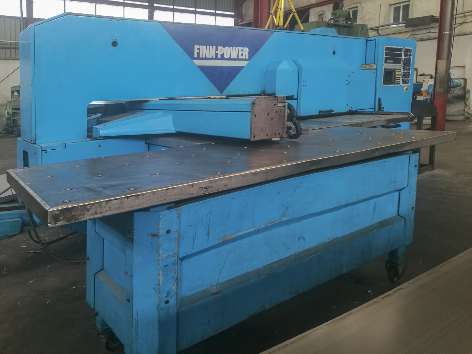 Mašīnas Finn-Power TP 2020 skats  no kreisās puses