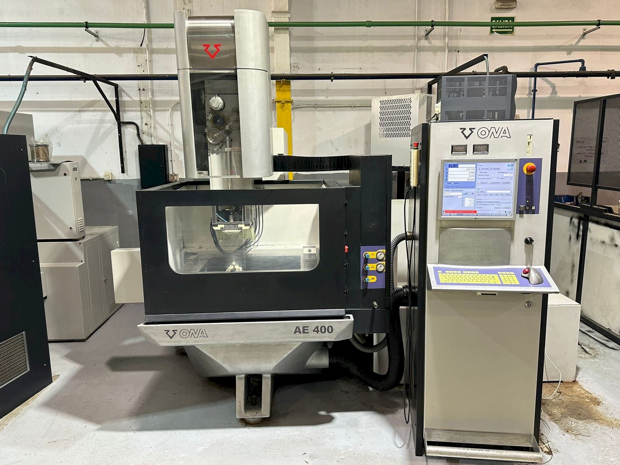 Mašīnas ONA AE400  pretskats