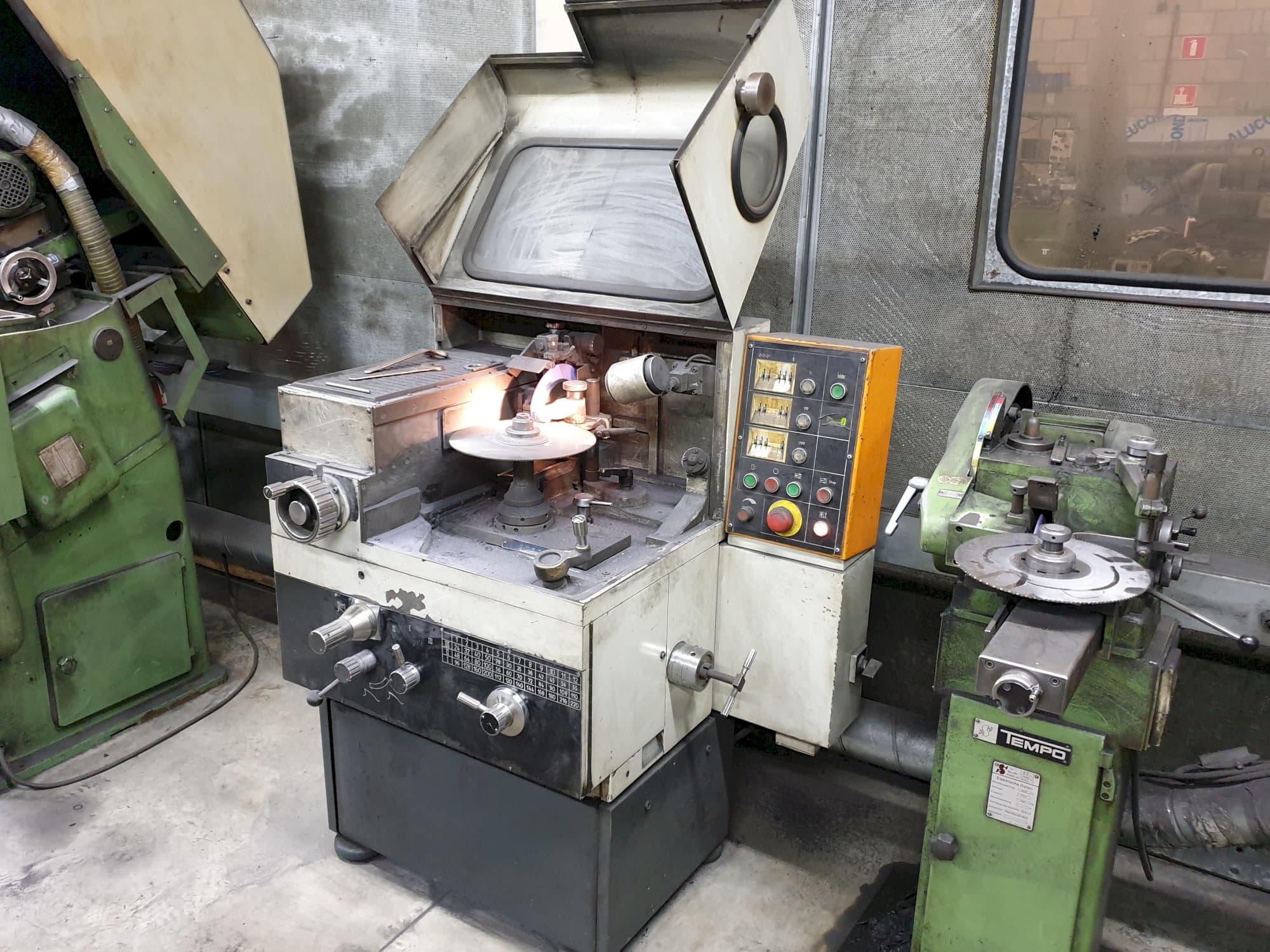 Mašīnas Loroch K400 skats  no labās puses