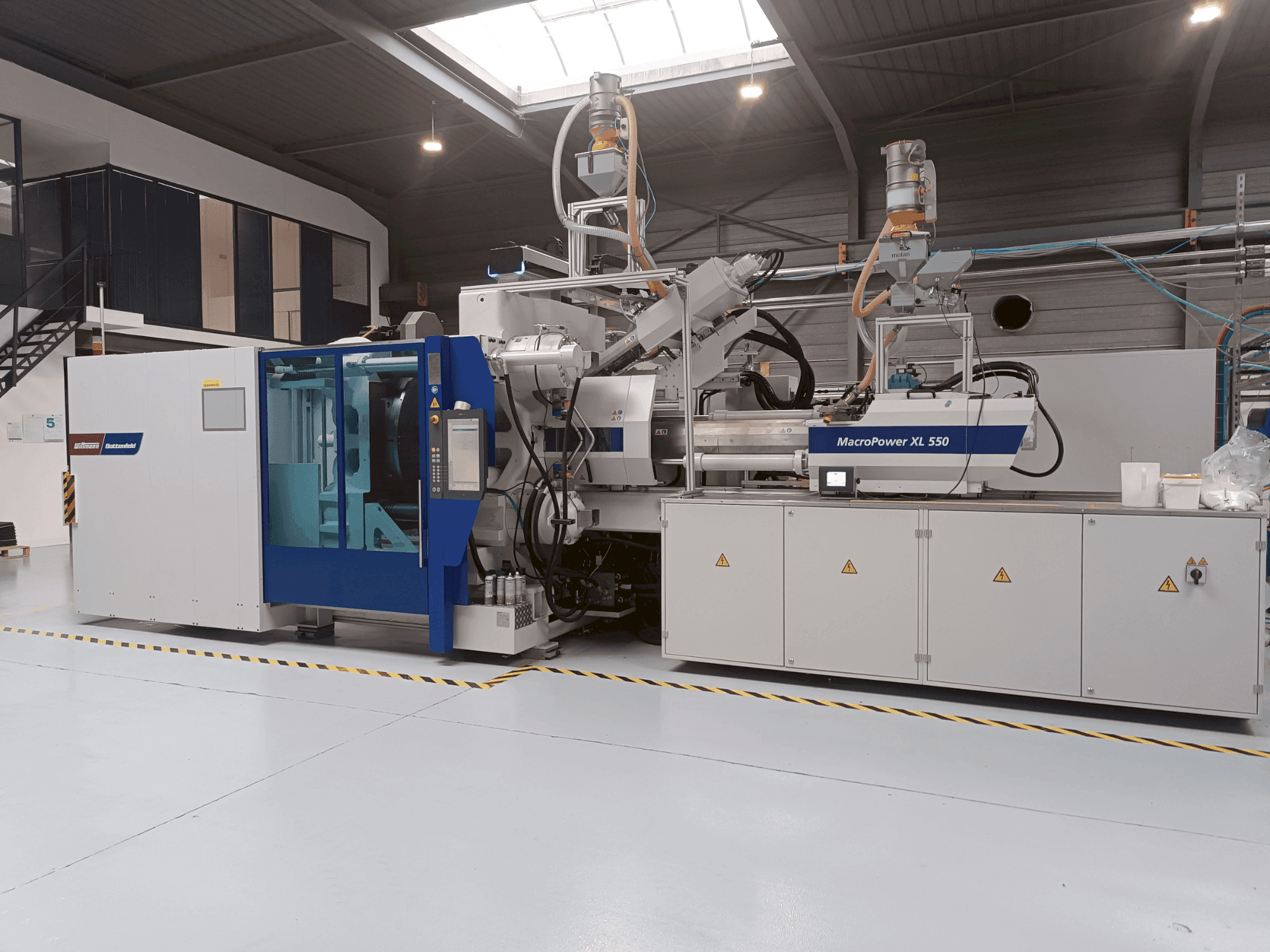 Mašīnas Battenfeld MacroPower 550XL 2250H-350S 3K  pretskats