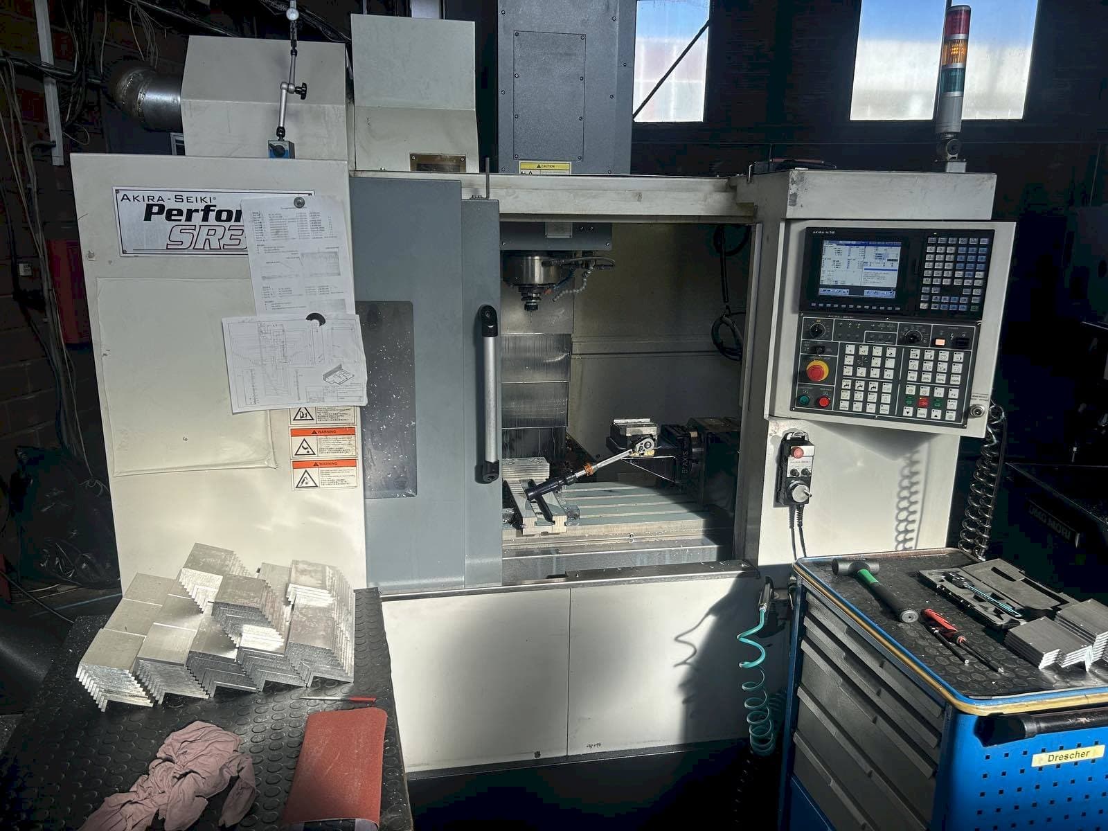 Mašīnas Akira Seiki SR3AXP  pretskats