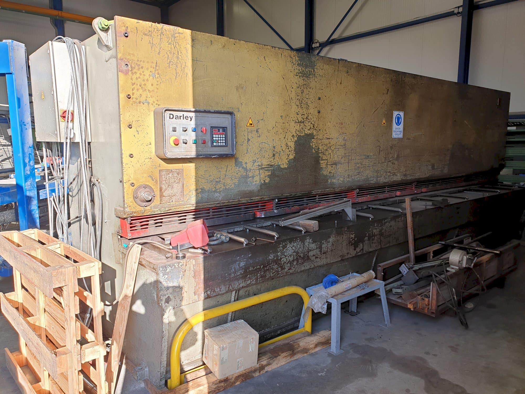 Mašīnas Darley VS 6100X8 skats  no kreisās puses