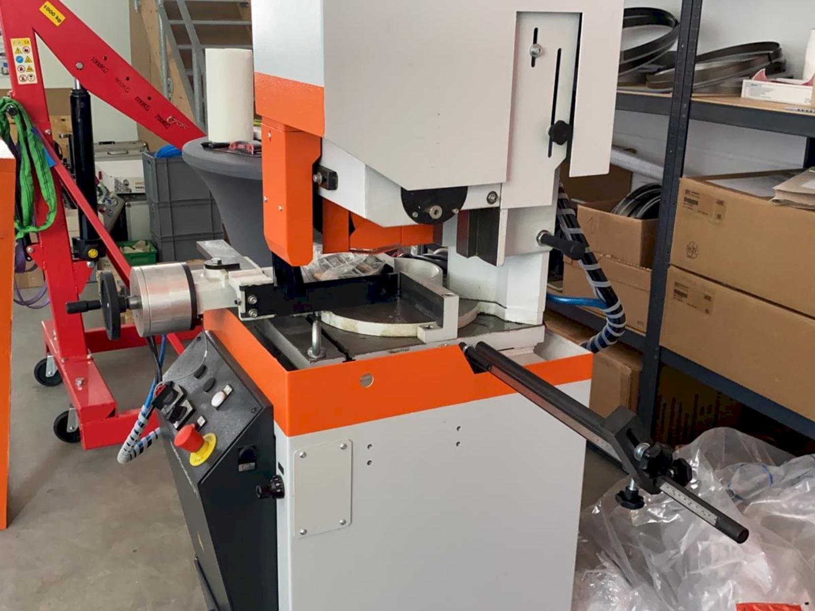 Mašīnas KASTO Radial U7 kreisās malas  skats