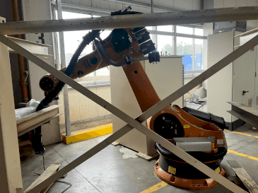 Mašīnas KUKA KR-240-2 pretskats