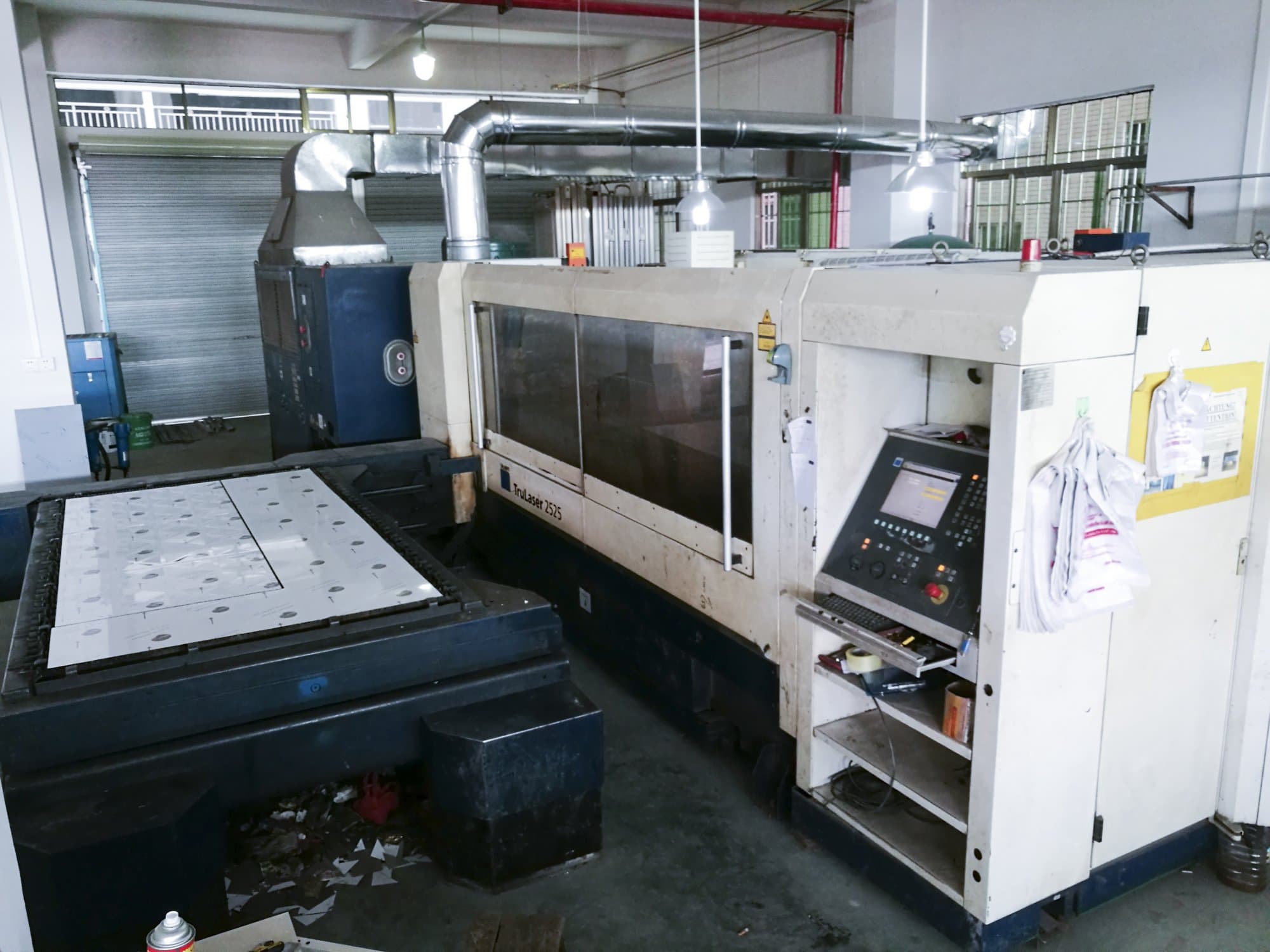 Mašīnas Trumpf TruLaser 2525 skats  no labās puses