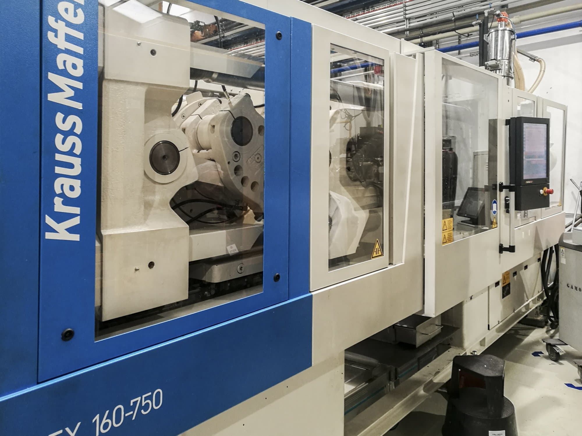 Mašīnas Krauss Maffei 160-750 EX skats  no kreisās puses