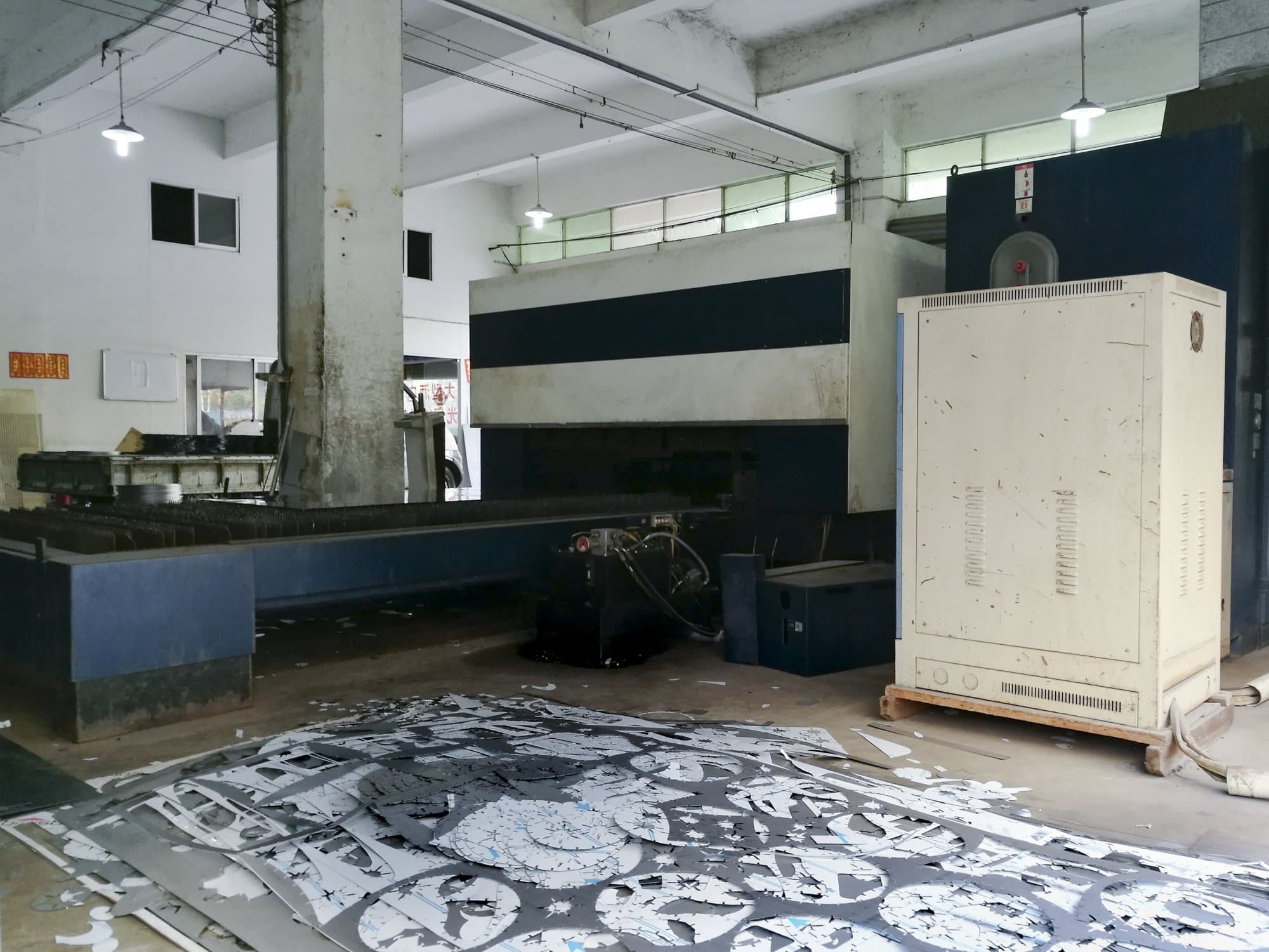 Mašīnas Trumpf TruLaser 3030 skats  no labās puses