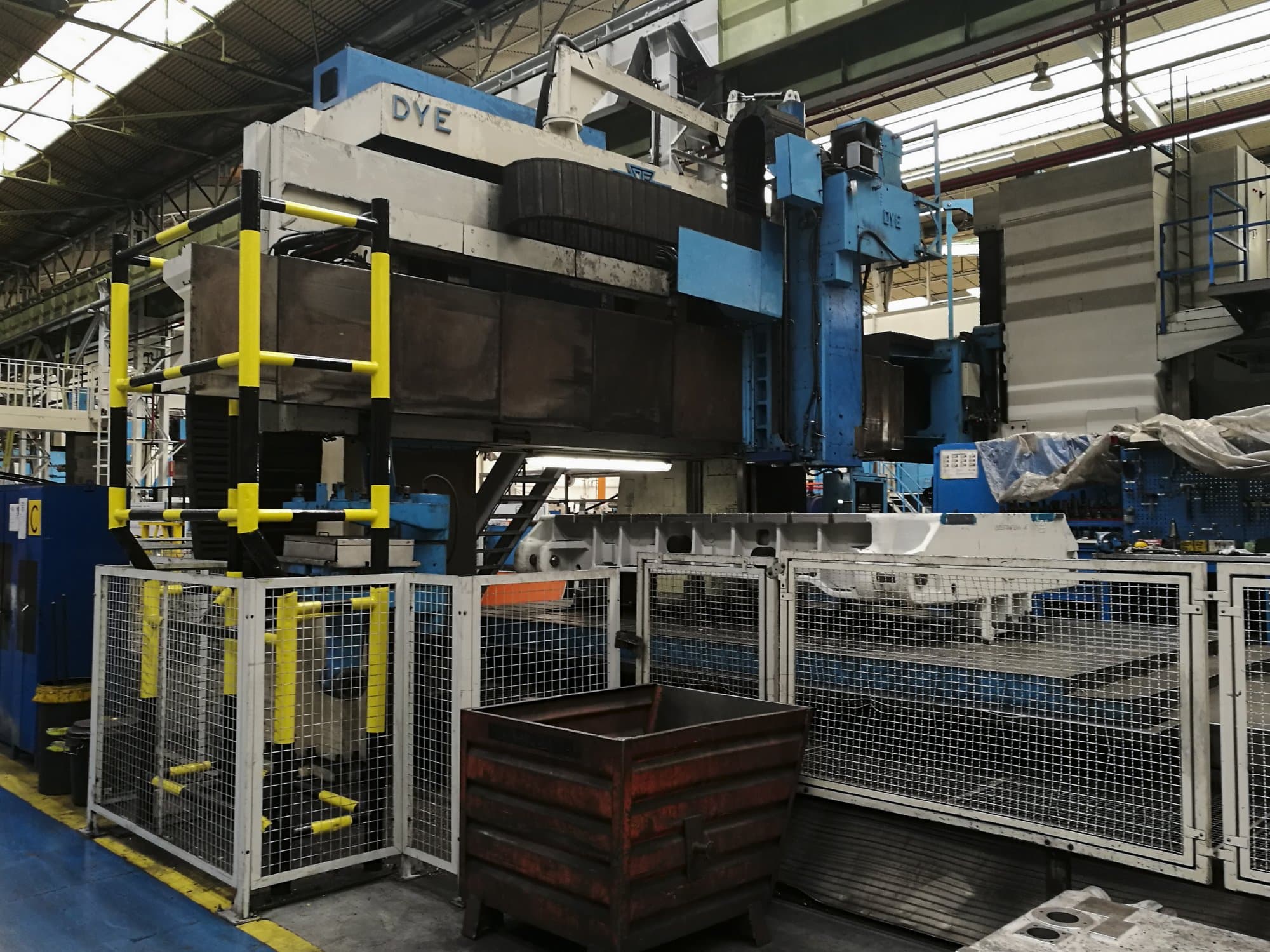 Mašīnas DYE FPF-4-N/C skats  no kreisās puses