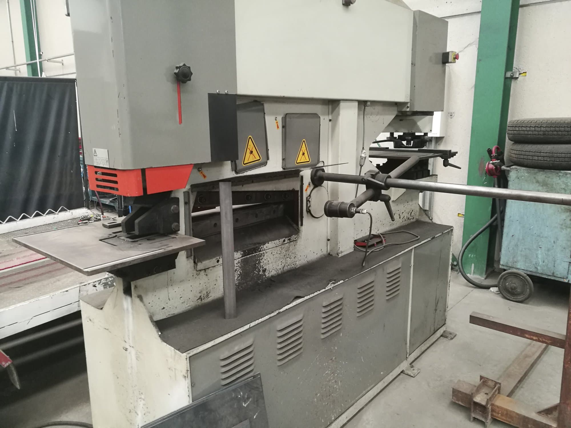 Mašīnas Durma IW 110 BTD skats  no labās puses