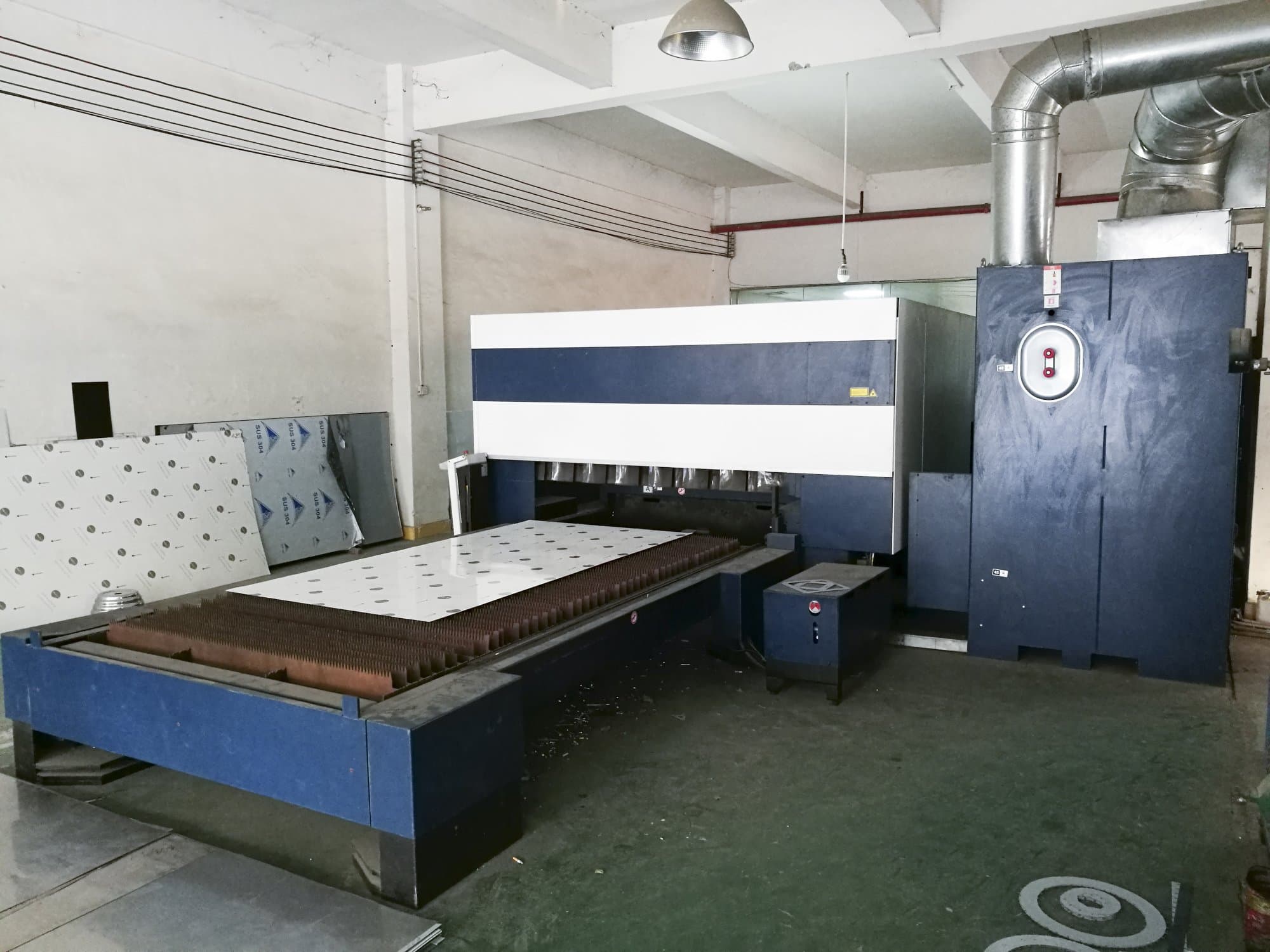 Mašīnas Trumpf TruLaser 3030 skats  no labās puses