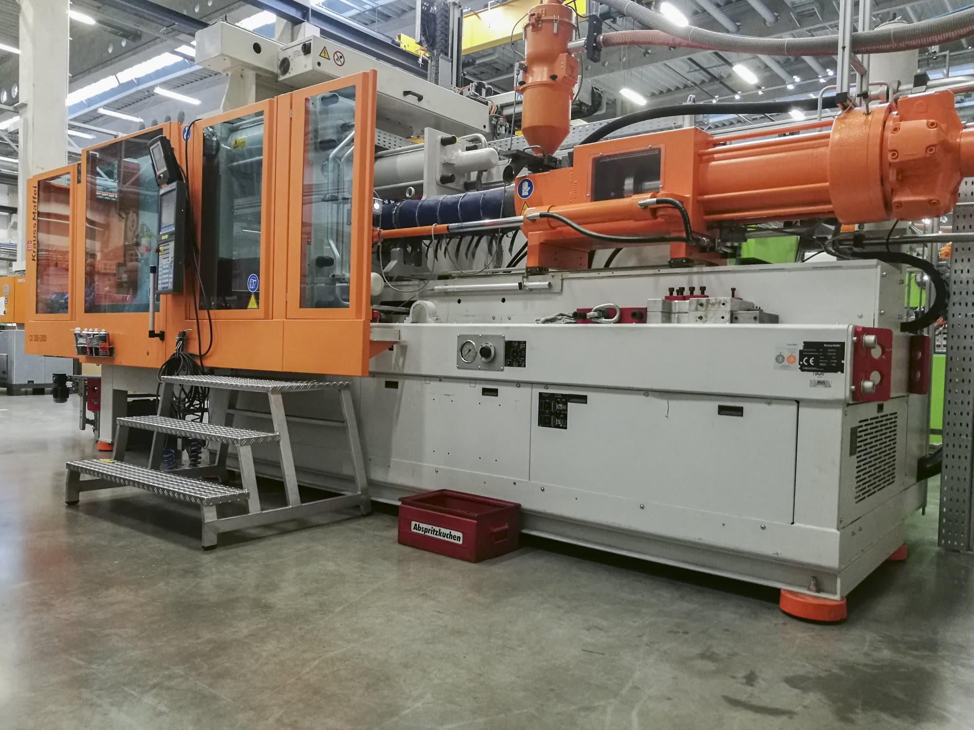 Mašīnas Krauss Maffei 300-2000 CX skats  no labās puses