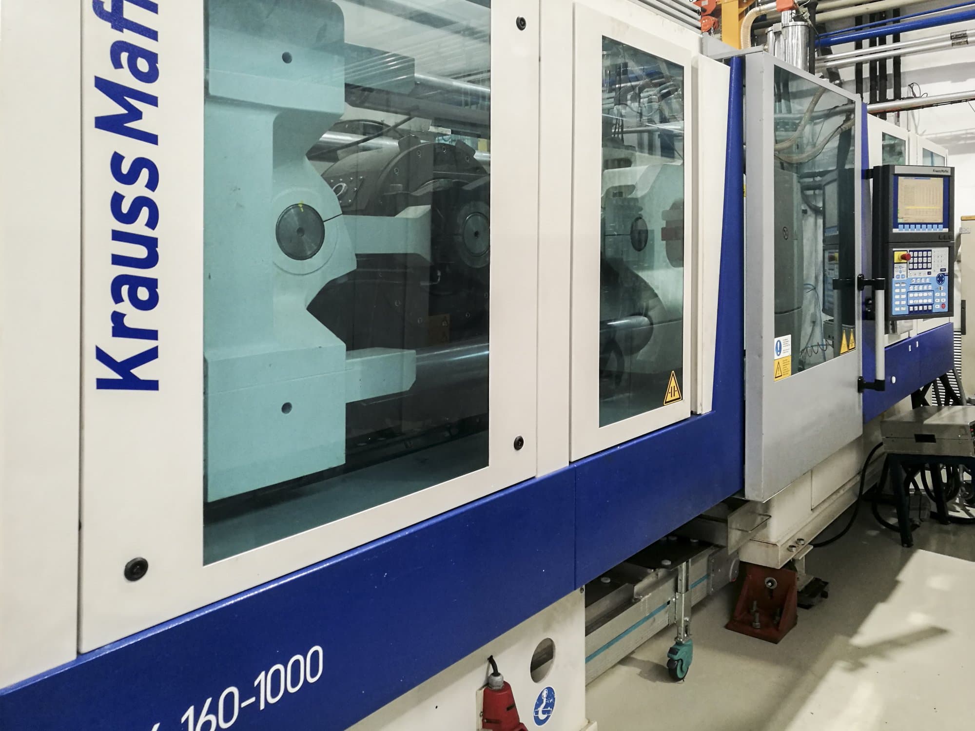Mašīnas Krauss Maffei 160-1000 EX skats  no kreisās puses
