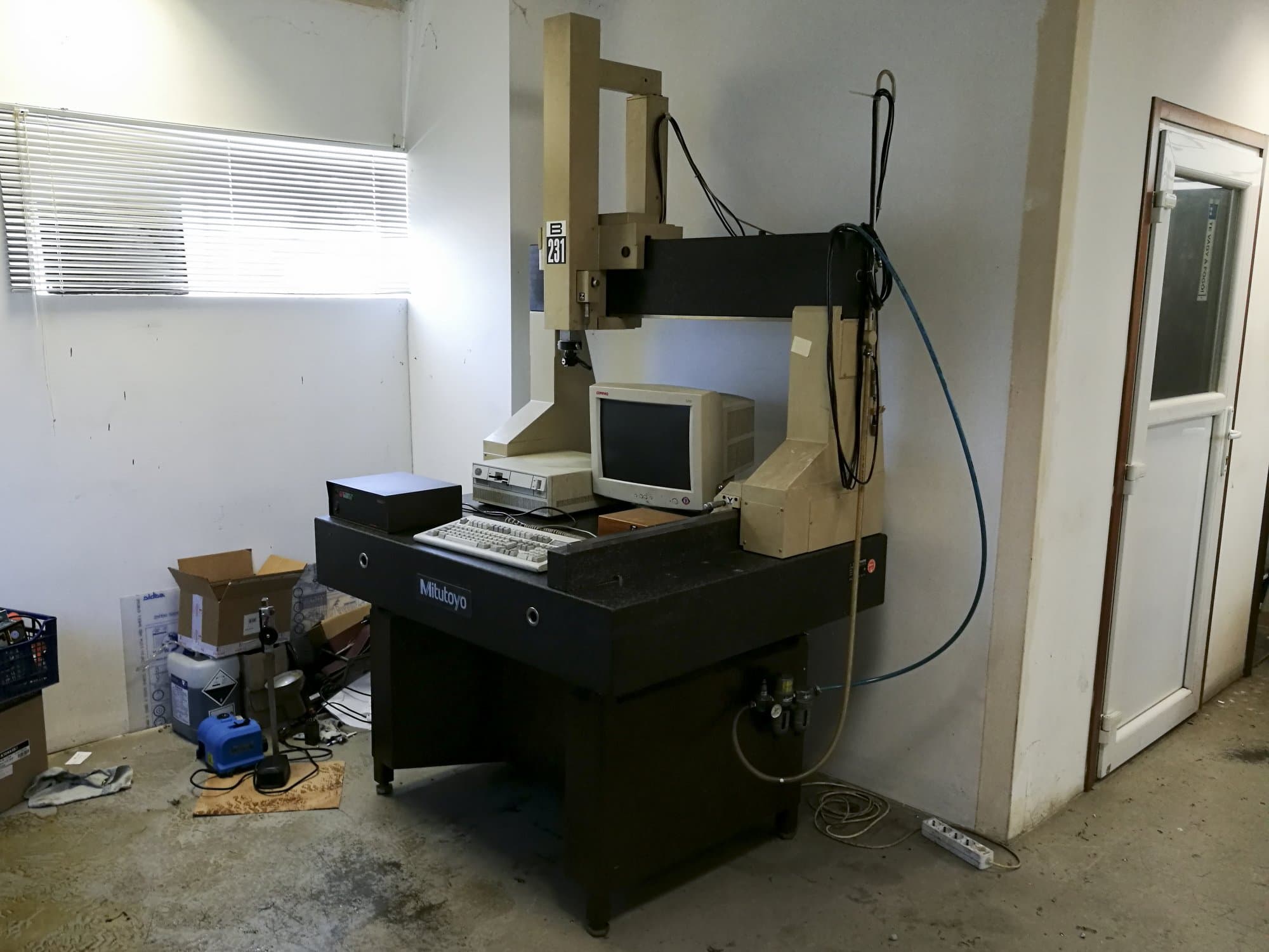 Mašīnas Mitutoyo B-231 skats  no labās puses