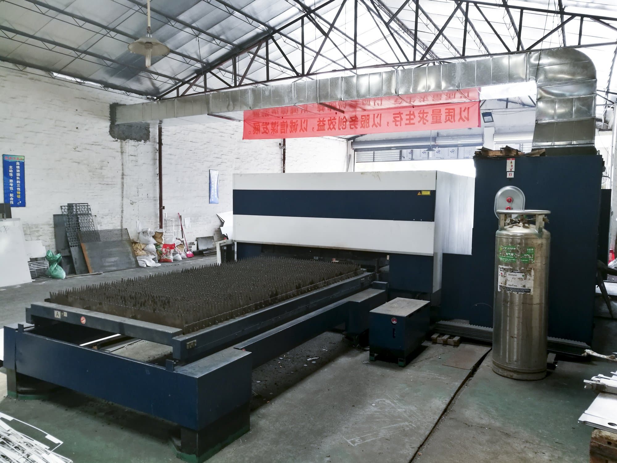 Mašīnas Trumpf TruLaser 3030 skats  no labās puses