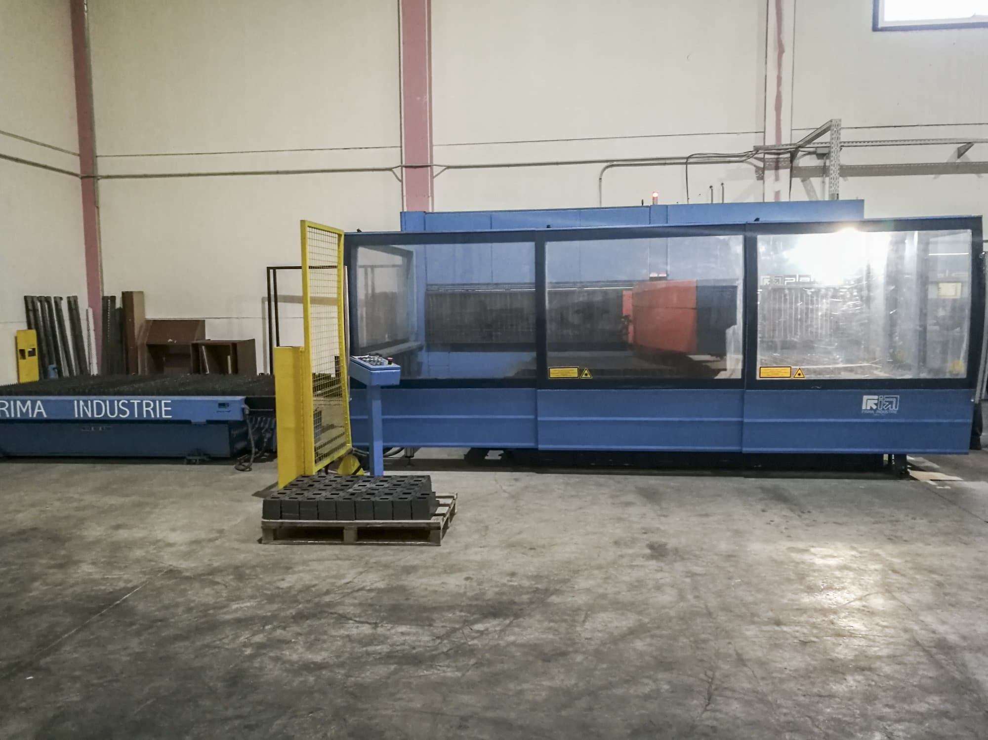 Mašīnas Prima Power Platino 1530 labās malas skats