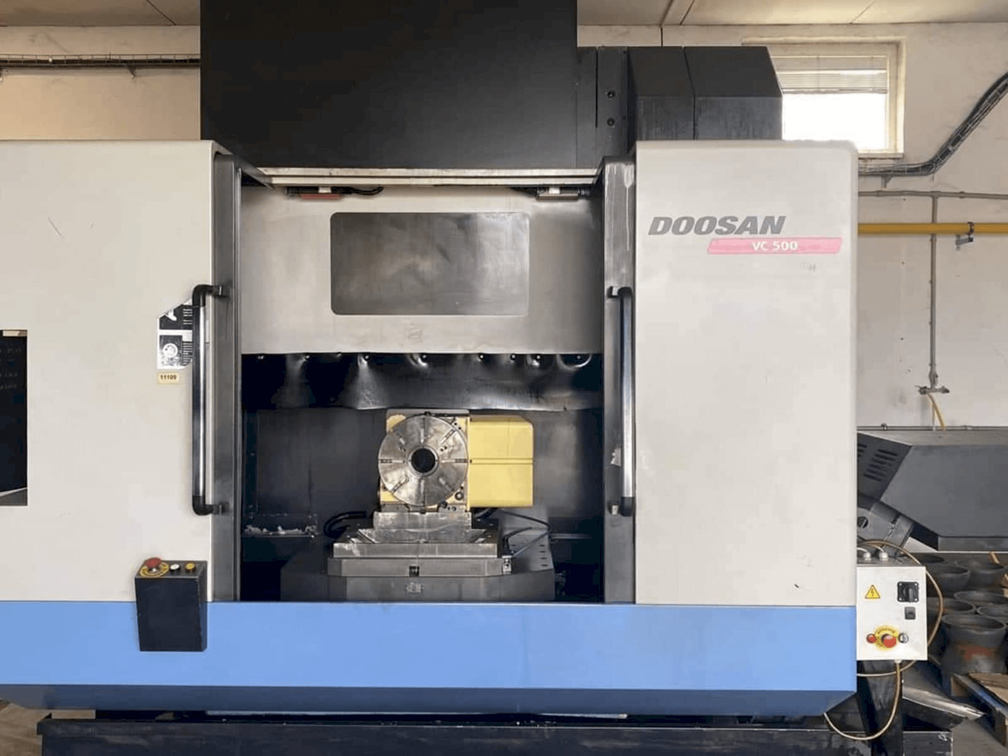 Mašīnas Doosan VC 500 pretskats