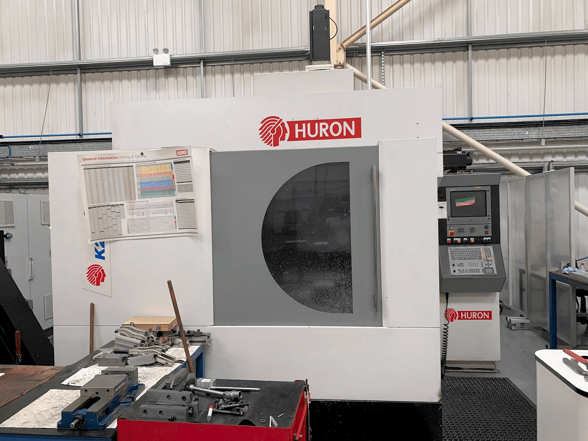 Mašīnas Hurco K2X 10 pretskats