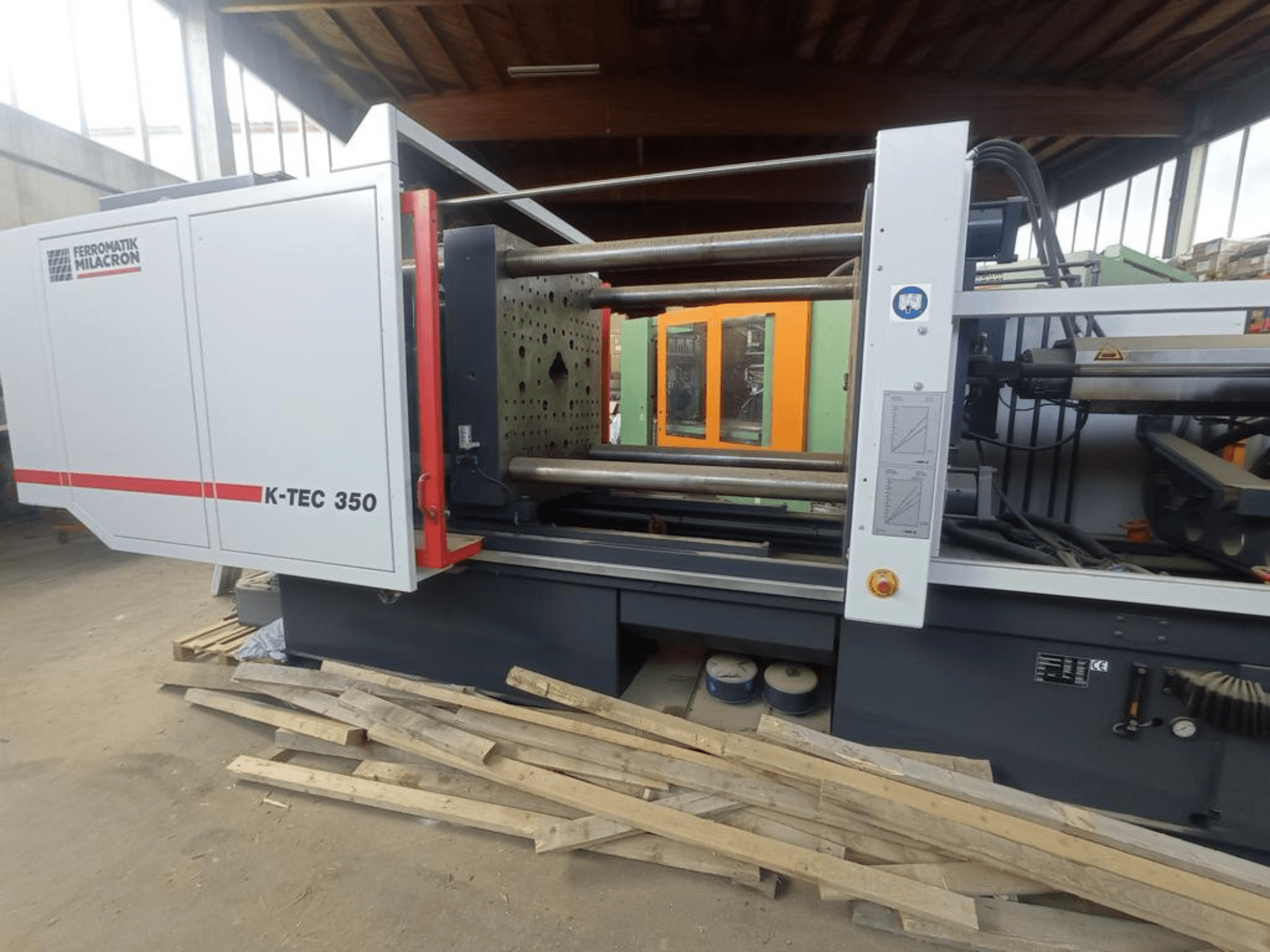 Prima Power Laser Genius+ 1530 šķiedru lāzera griešanas iekārta, skatīta no sāniem, kur redzamas detaļas un vadības elementi.